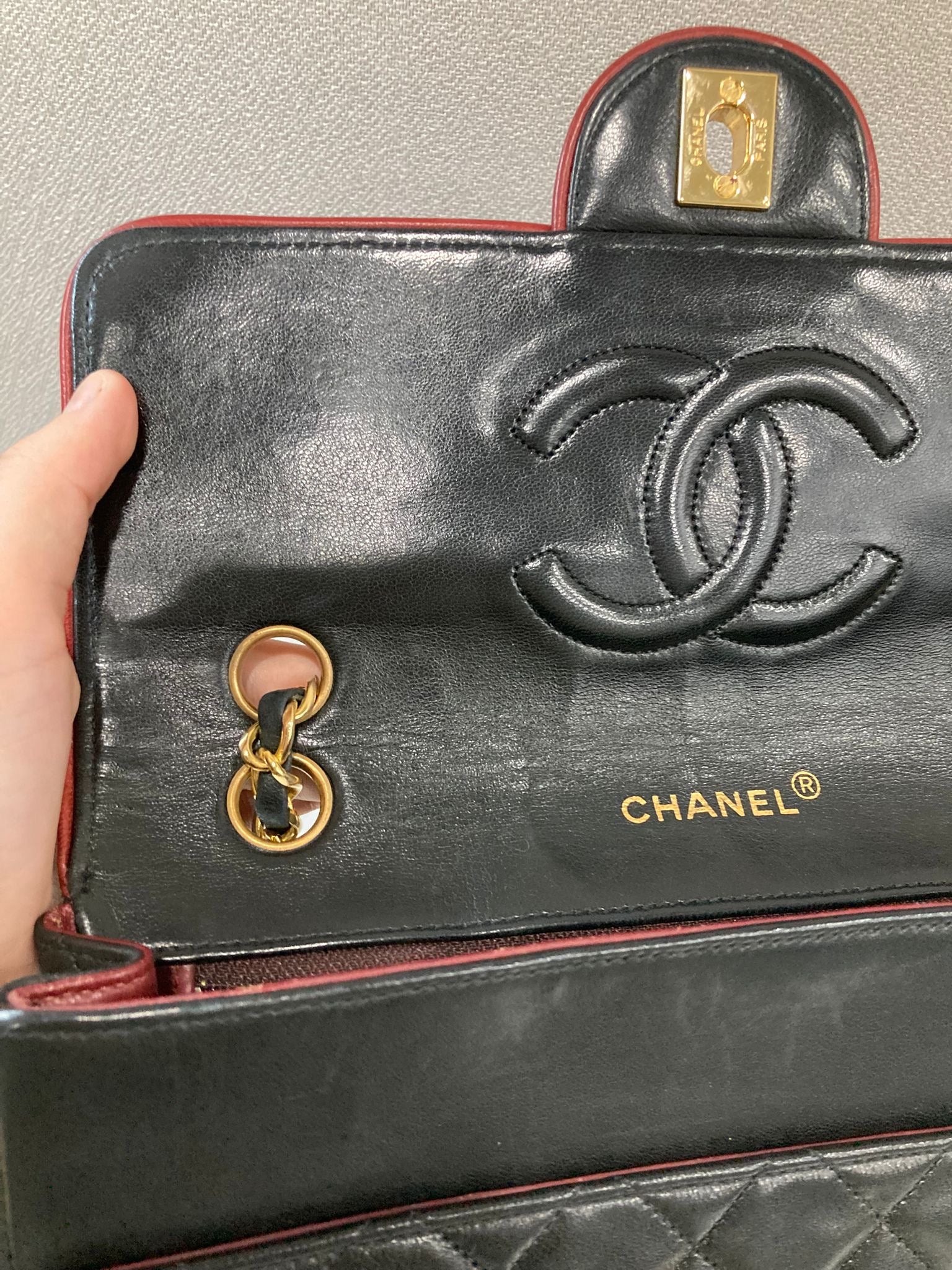 Chanel Timeless Single Flap 25 Negro con Ribete Burdeos – Serie 1