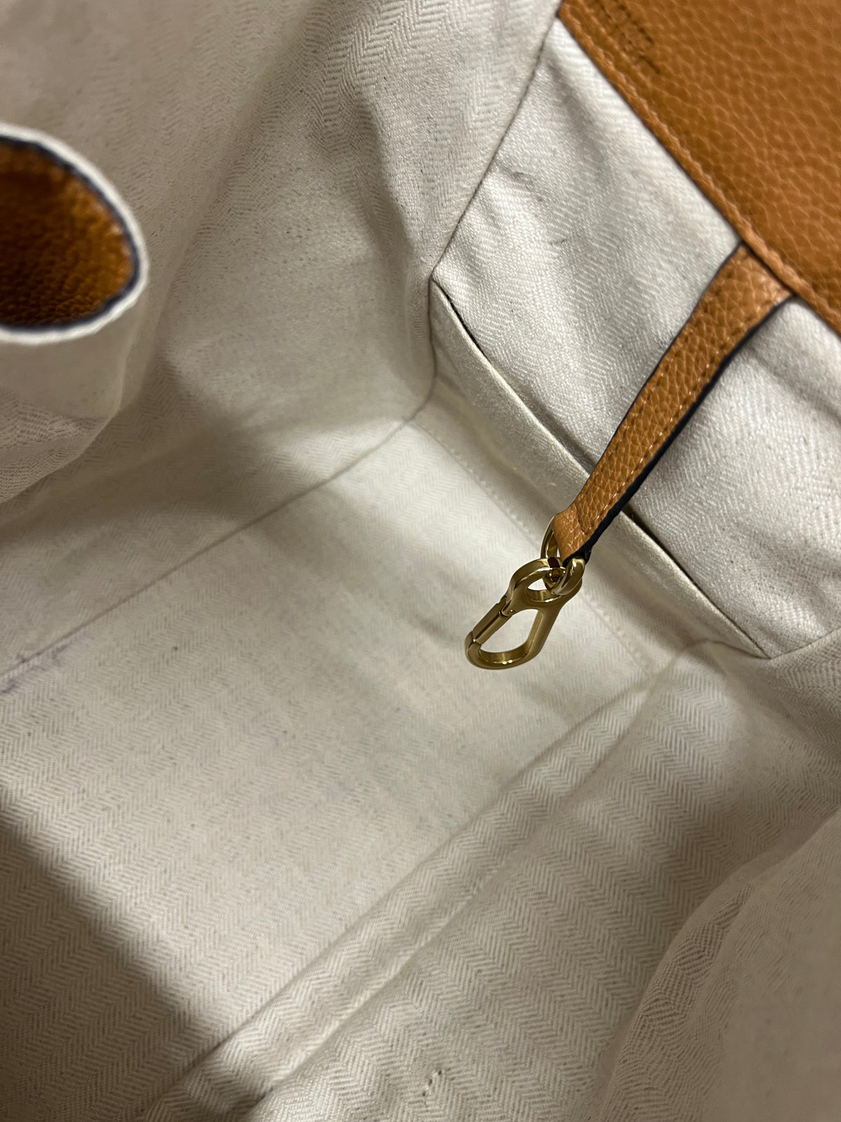 Loewe Hammock Mediano Piel Graneada Camel