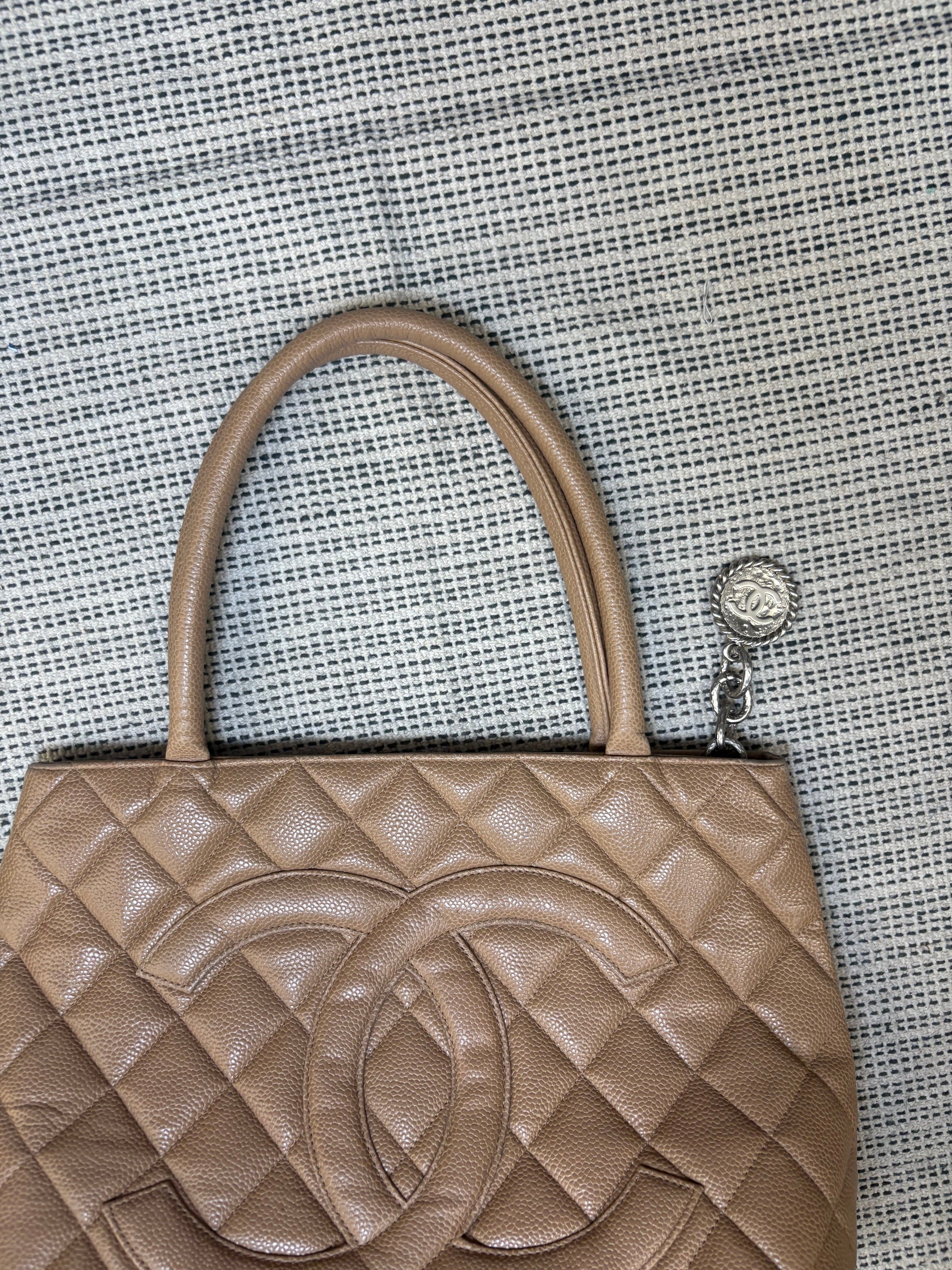 Chanel cambon tote caviar beige mediana