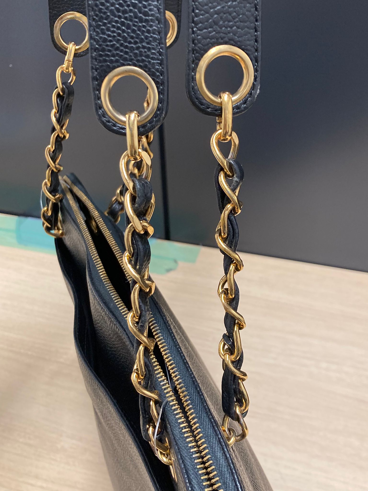 Chanel Logo Chain Tote – Piel Caviar Negra – Serie 414XXXX (ca. 1996–1997)