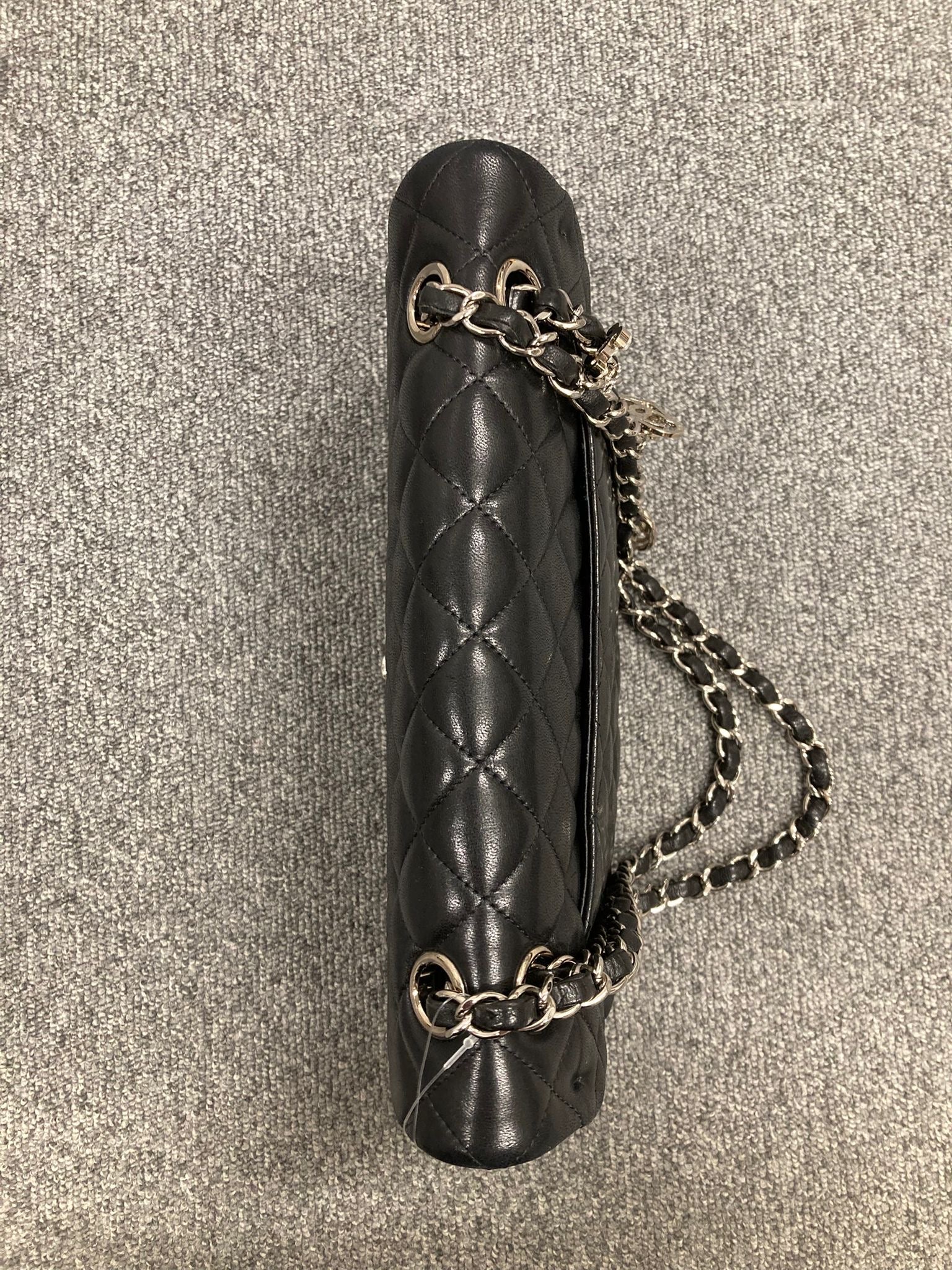 Chanel “Valentine” Matelassé 25 en piel negra con charms