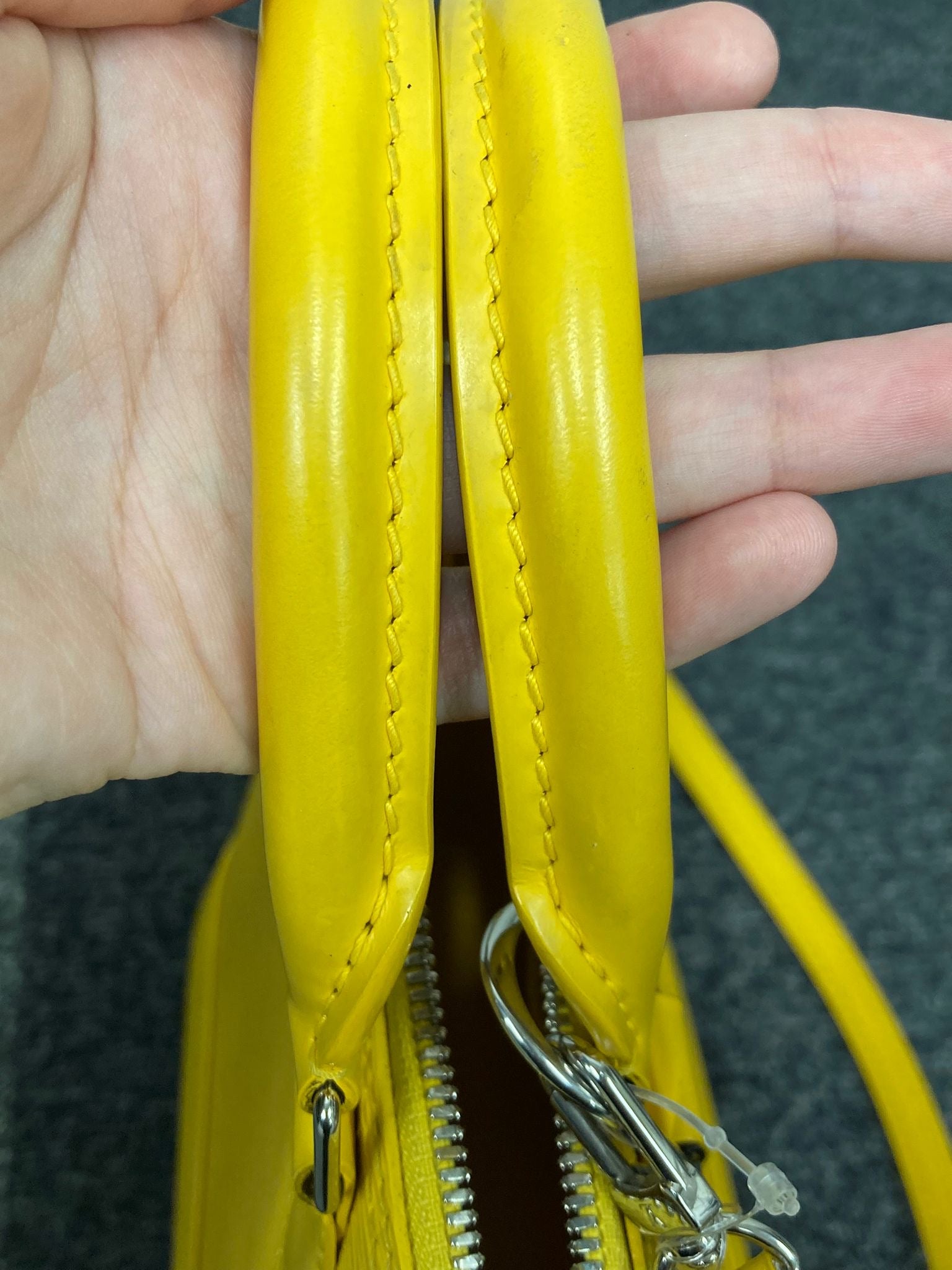 Louis Vuitton Alma bb piel EPI amarillo