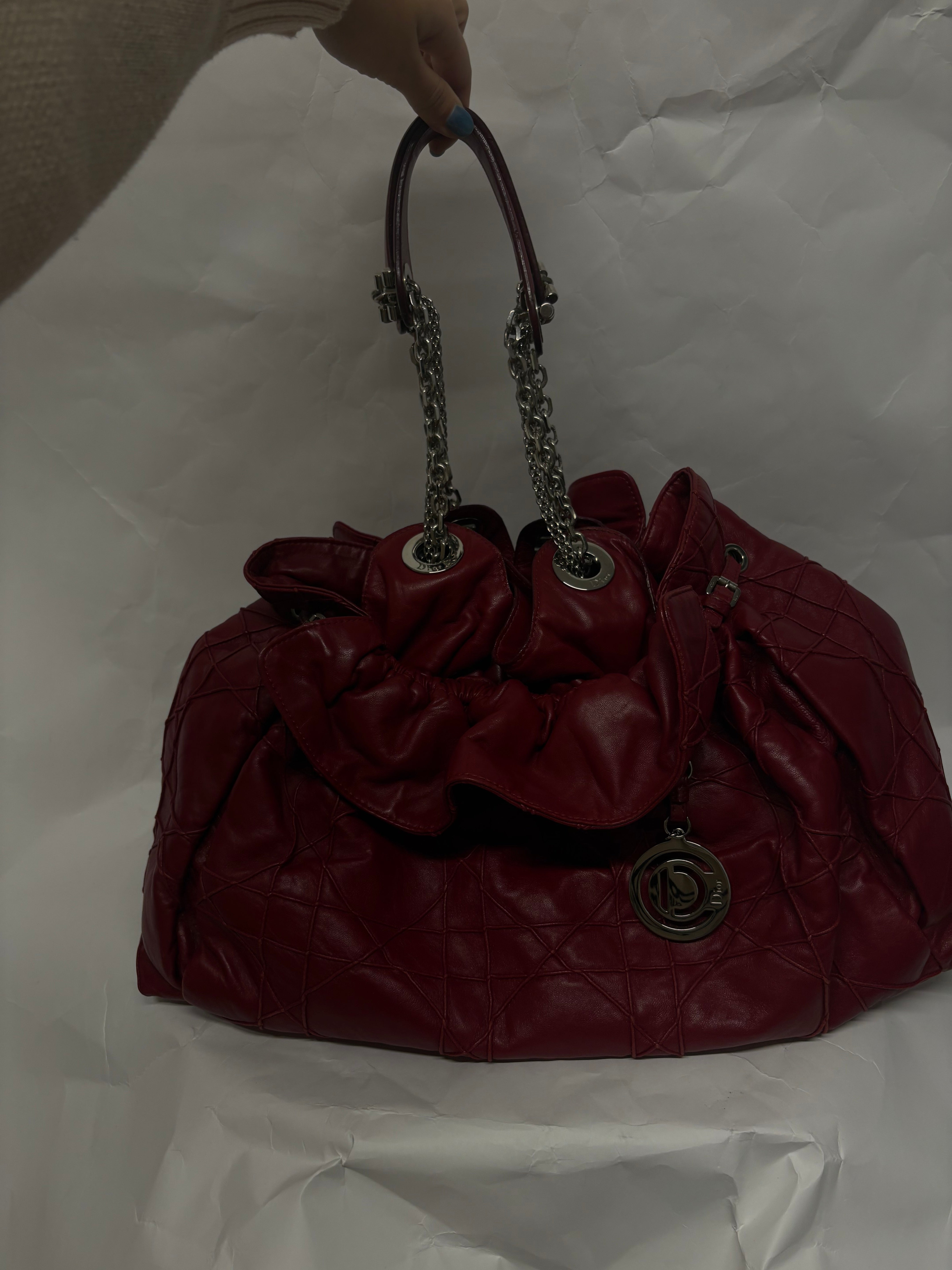 Christian Dior Soft Cannage Chain Tote Large – Piel Roja con Cadena Plateada