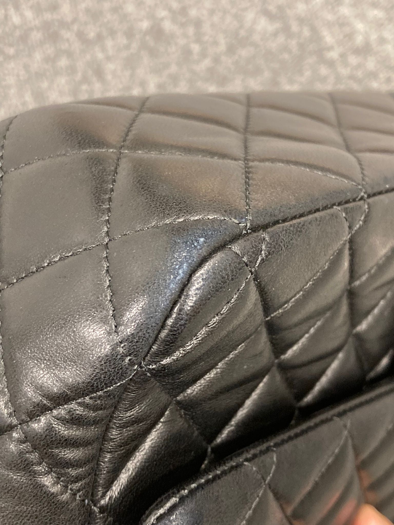 Chanel “Valentine” Matelassé 25 en piel negra con charms