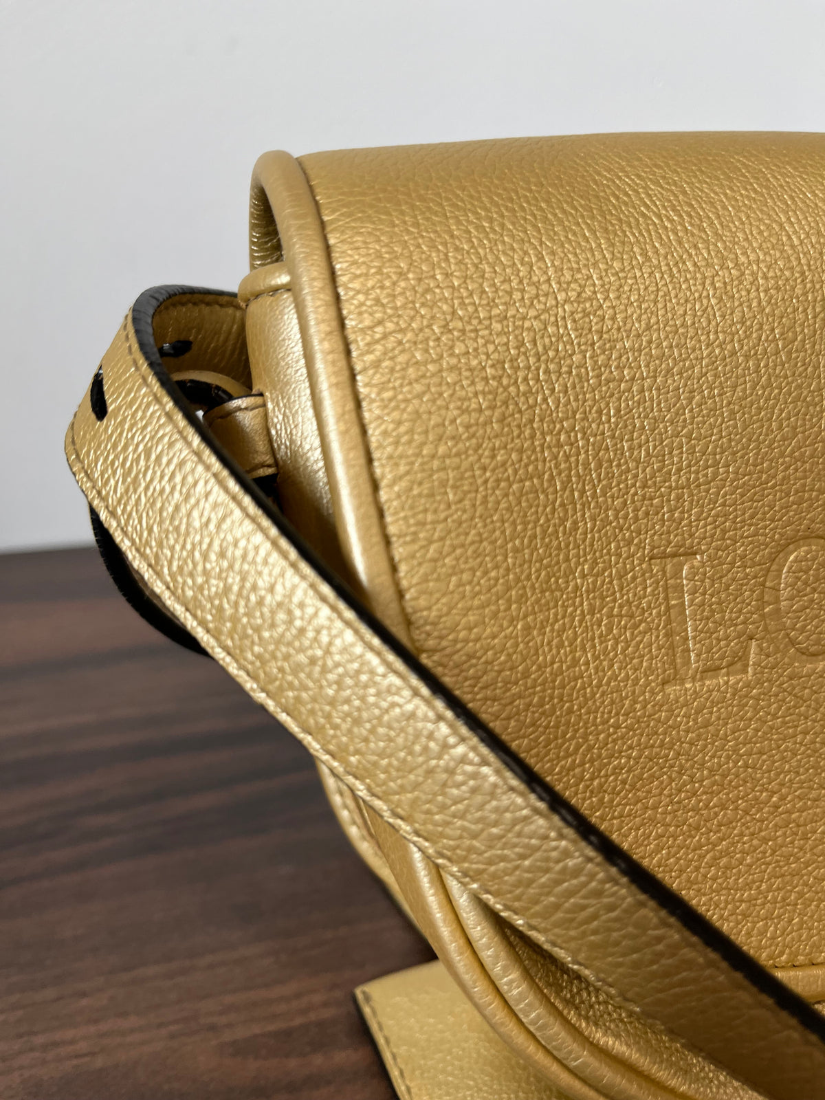 Loewe Heritage pequeña Bandolera Piel Graneada Dorada Metalizada