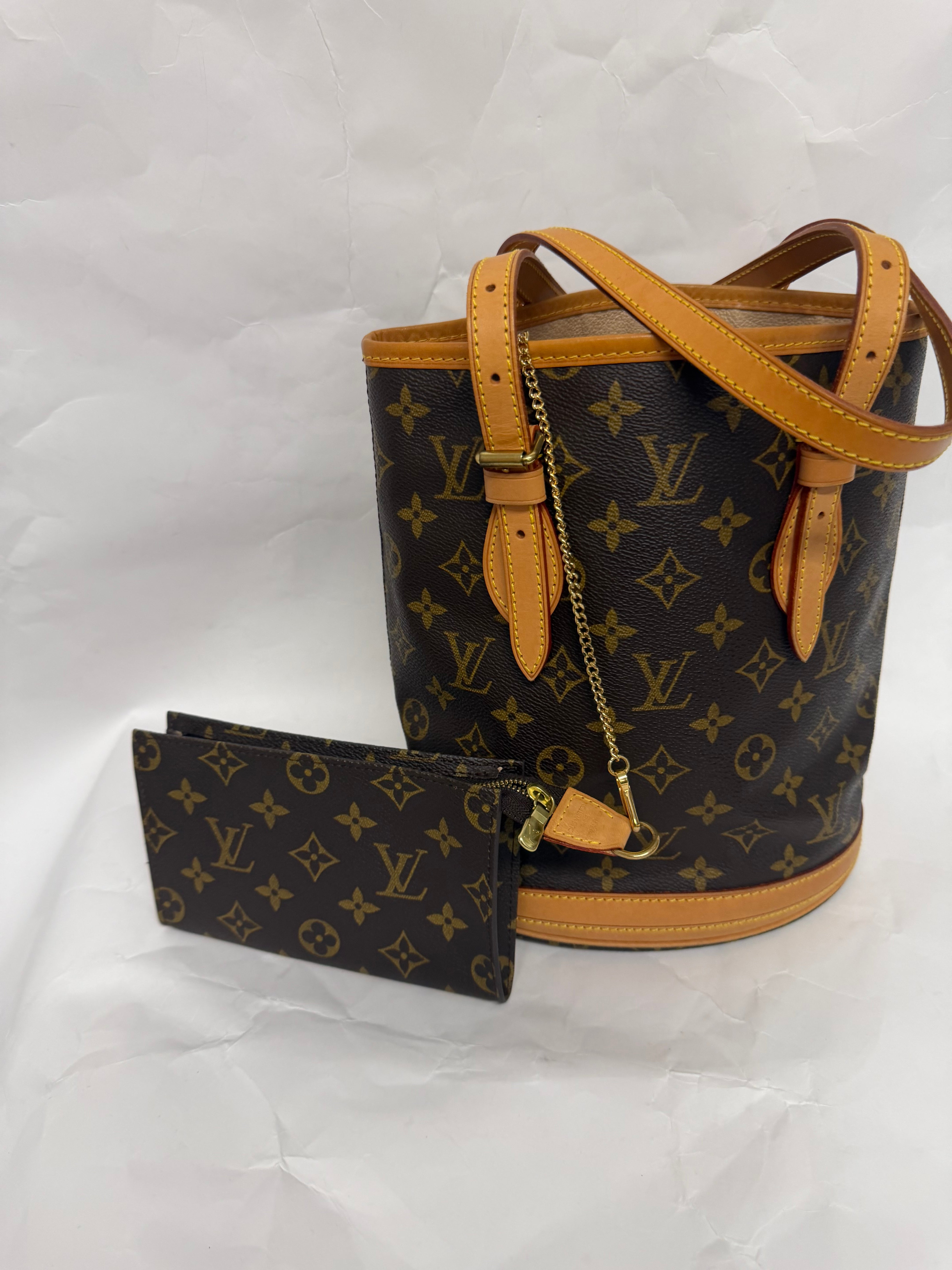 Louis Vuitton Bucket PM Monogram Canvas con pochette