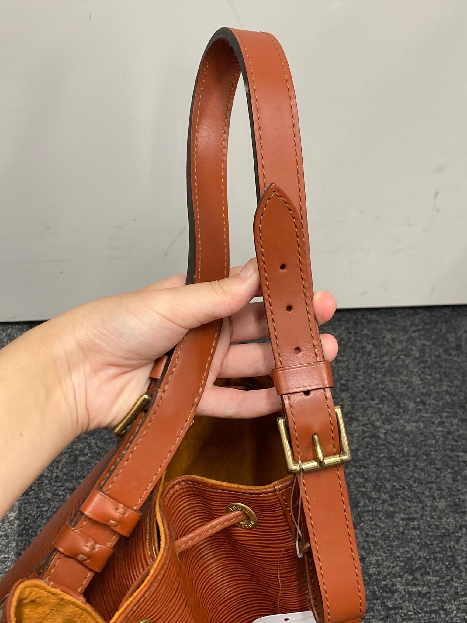 Louis Vuitton Noé Epi Leather Bucket Bag Marrón