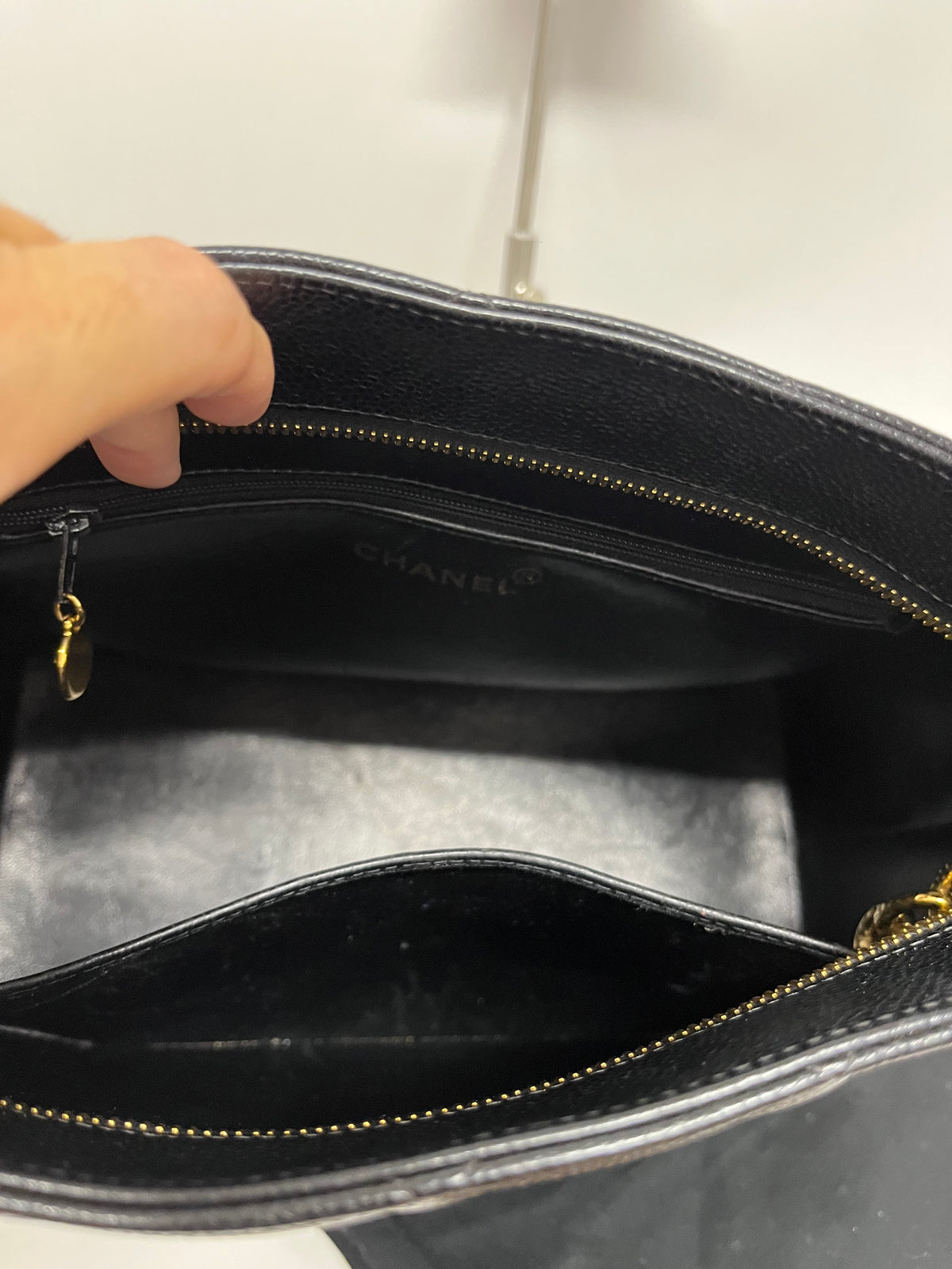 Chanel Medallion Tote Piel Caviar Negra · Serie 5