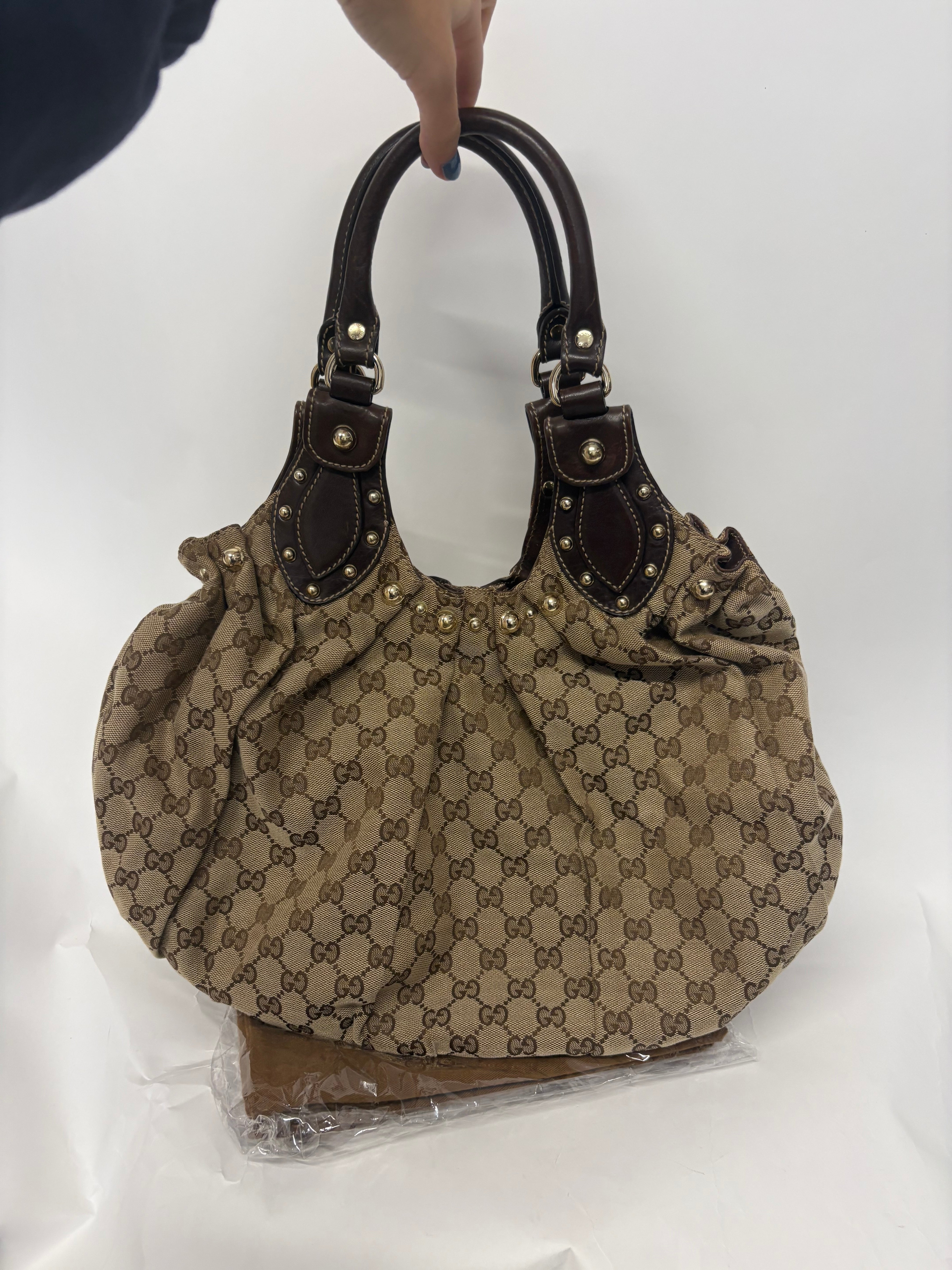 Gucci Pelham Tote GG Supreme Beige con Asas de Piel Marrón y Tachuelas Doradas mediano
