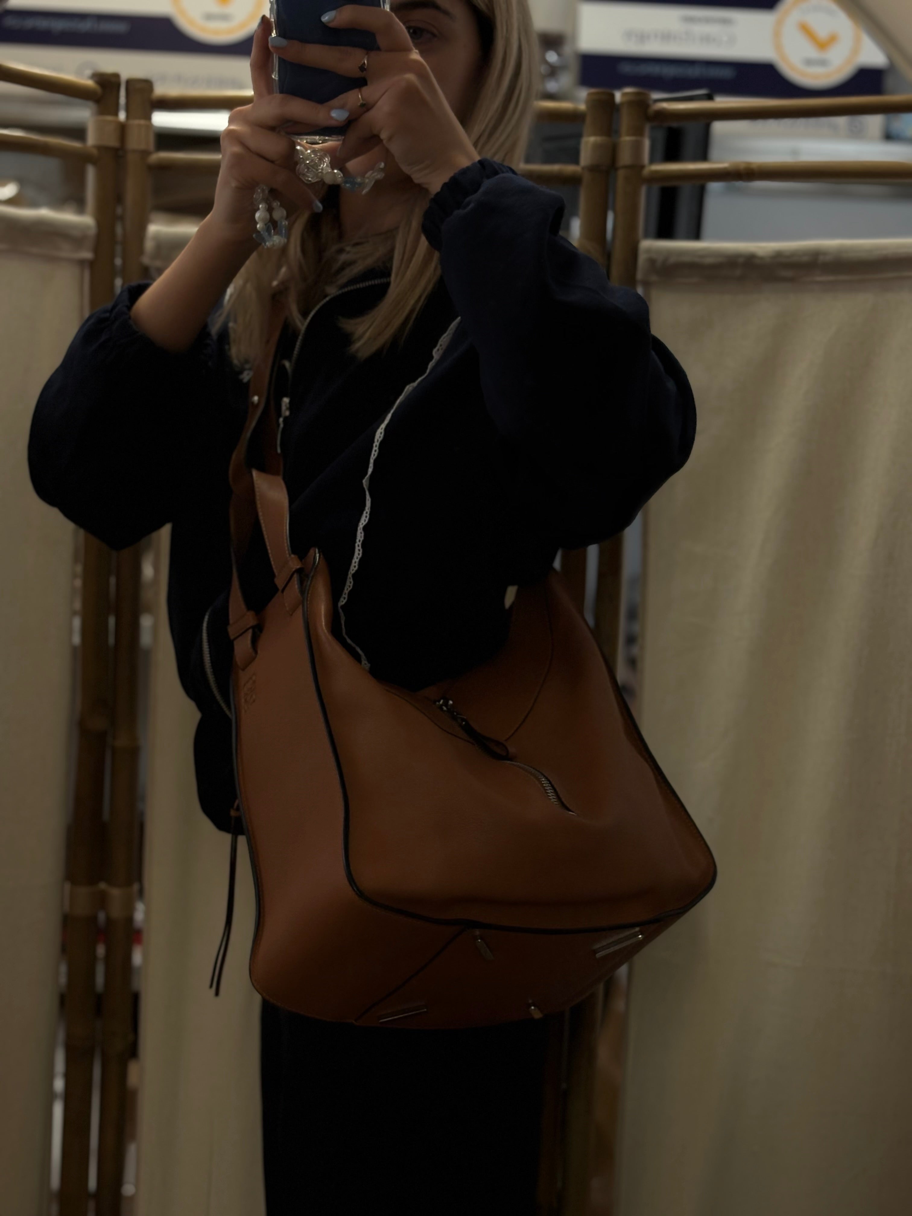 Loewe Hammock Mediano Piel Camel Con Pouch y Bandolera