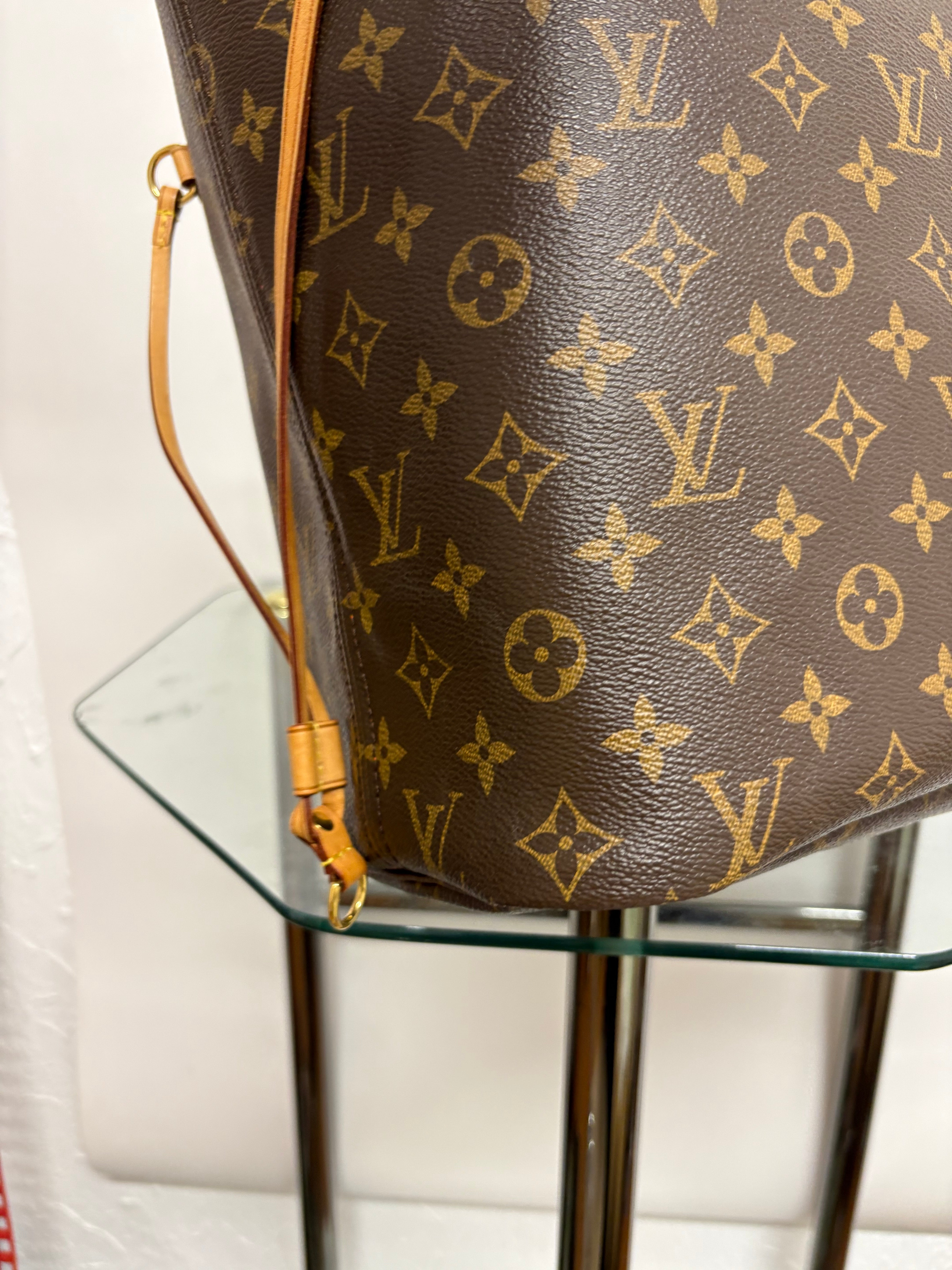 Louis Vuitton Neverfull MM Monogram Interior rojo