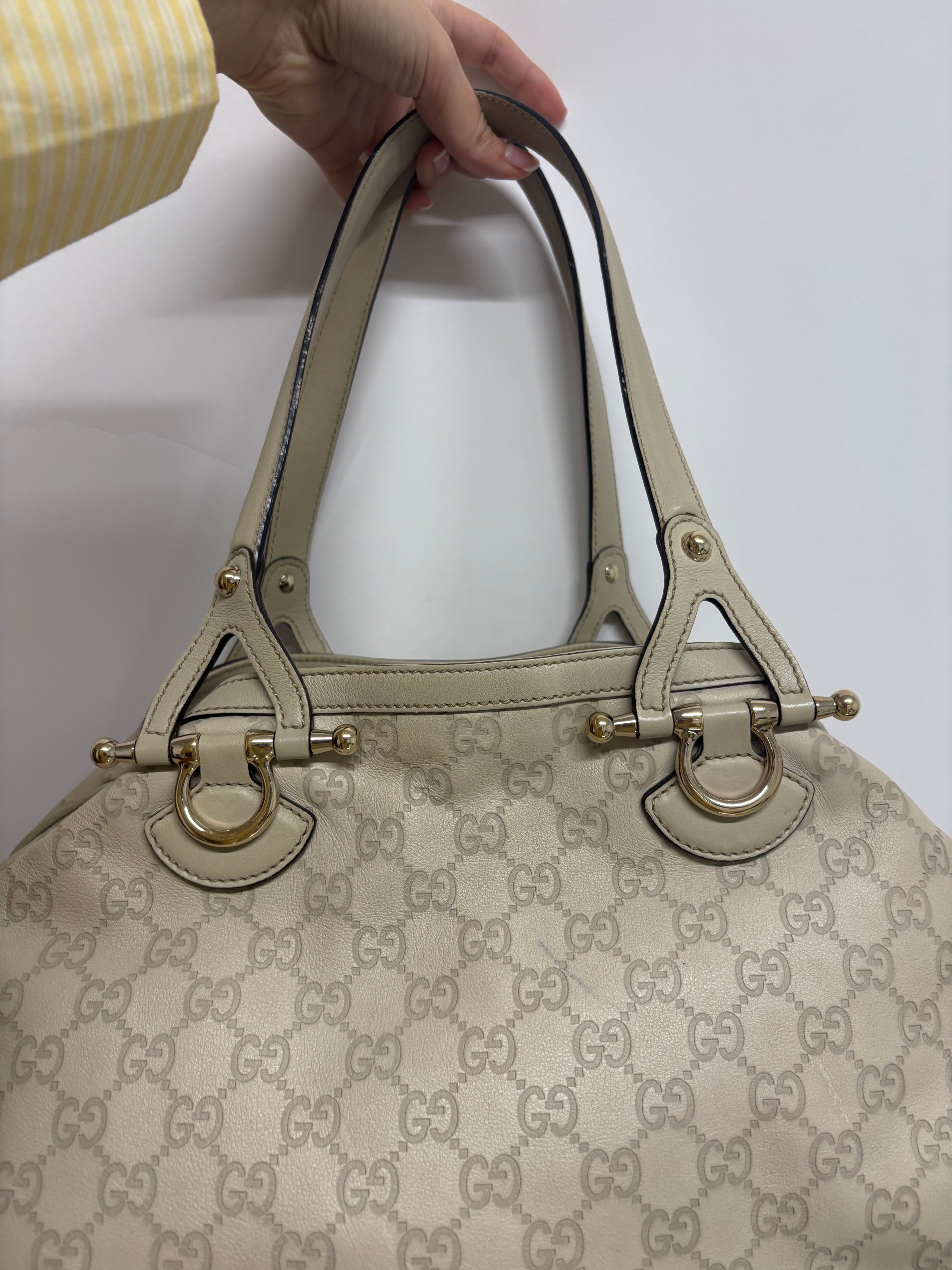 Gucci Pelham grande en piel Guccissima blanca marfil