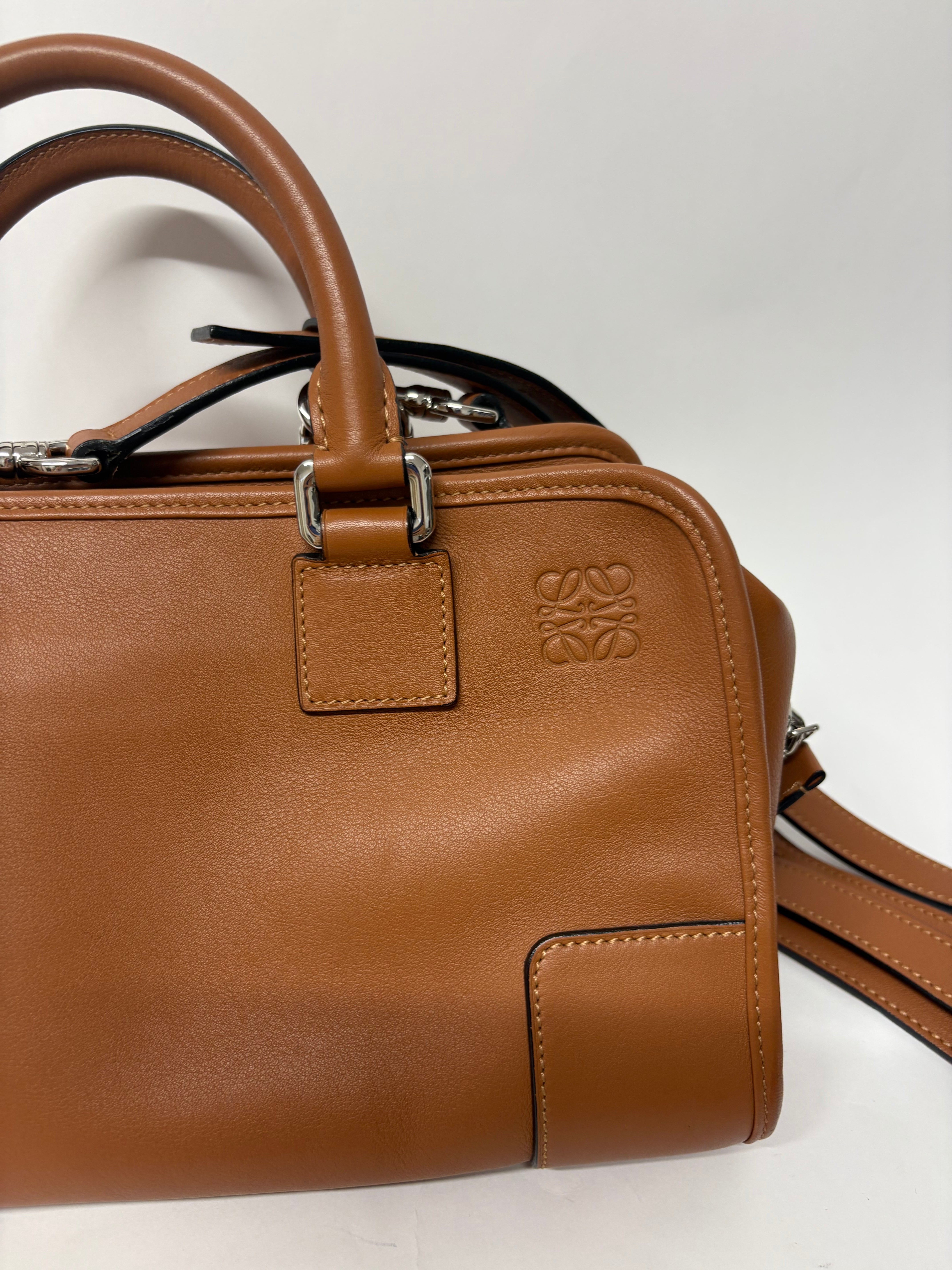 Loewe Amazona 30 Piel Camel con bandolera – Colección Clásica