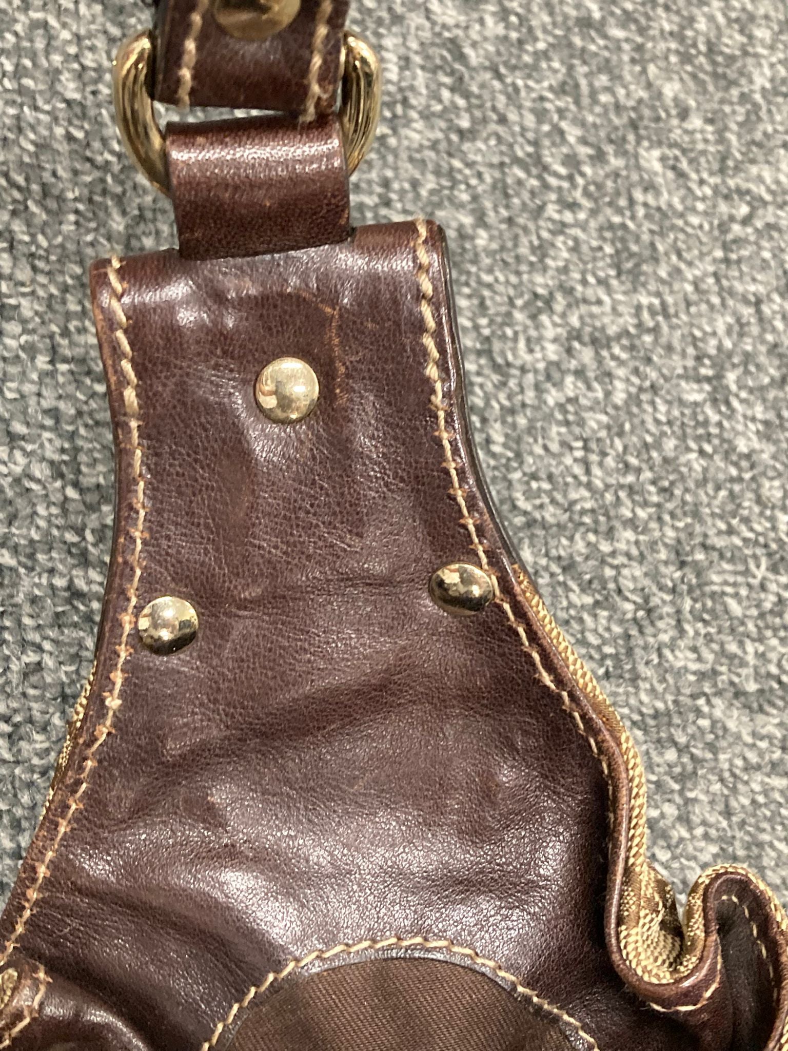 Gucci Pelham GG canvas y tachuelas