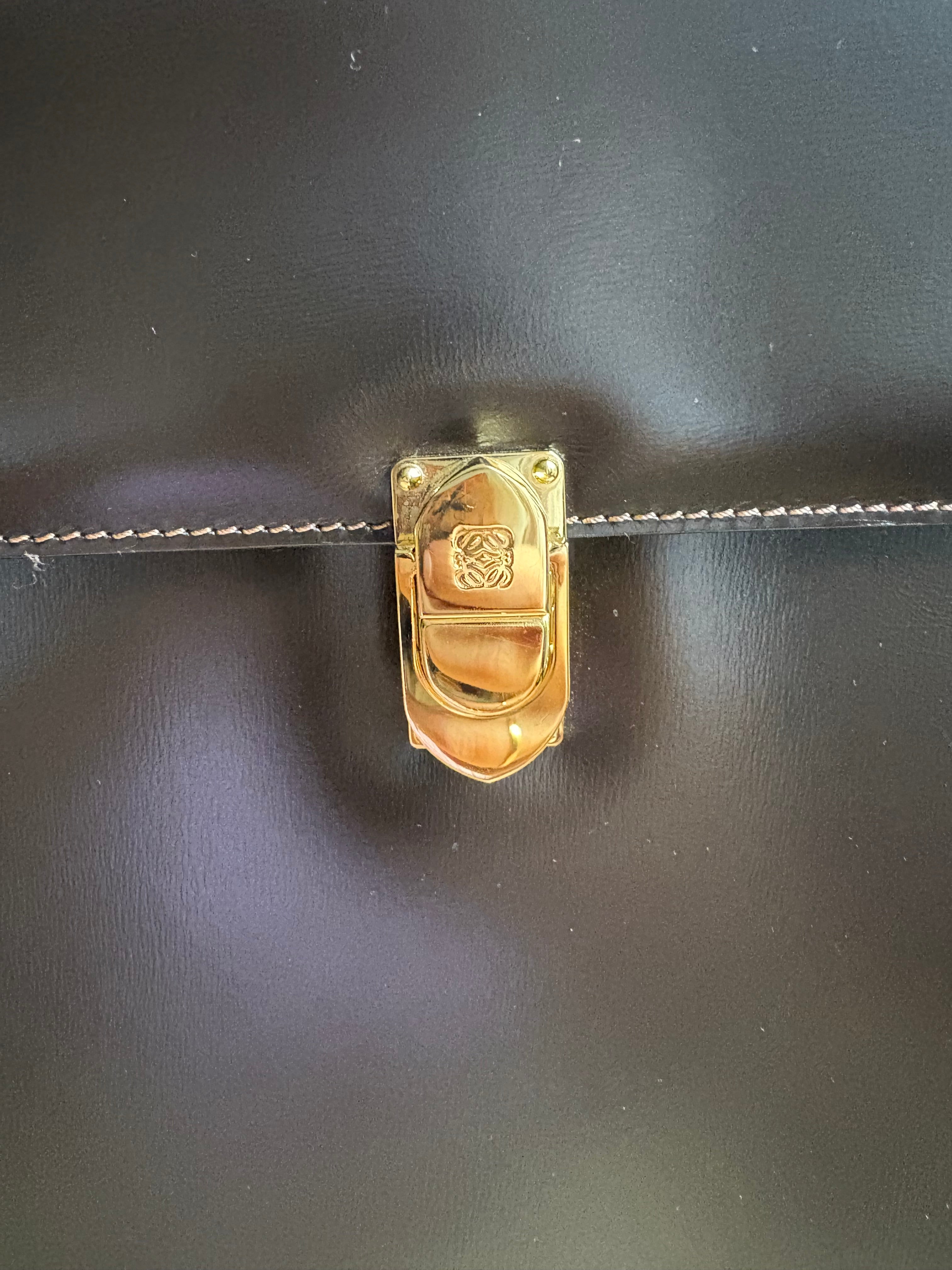 Bolso vintage Loewe de piel marrón oscuro con asa rígida y bandolera