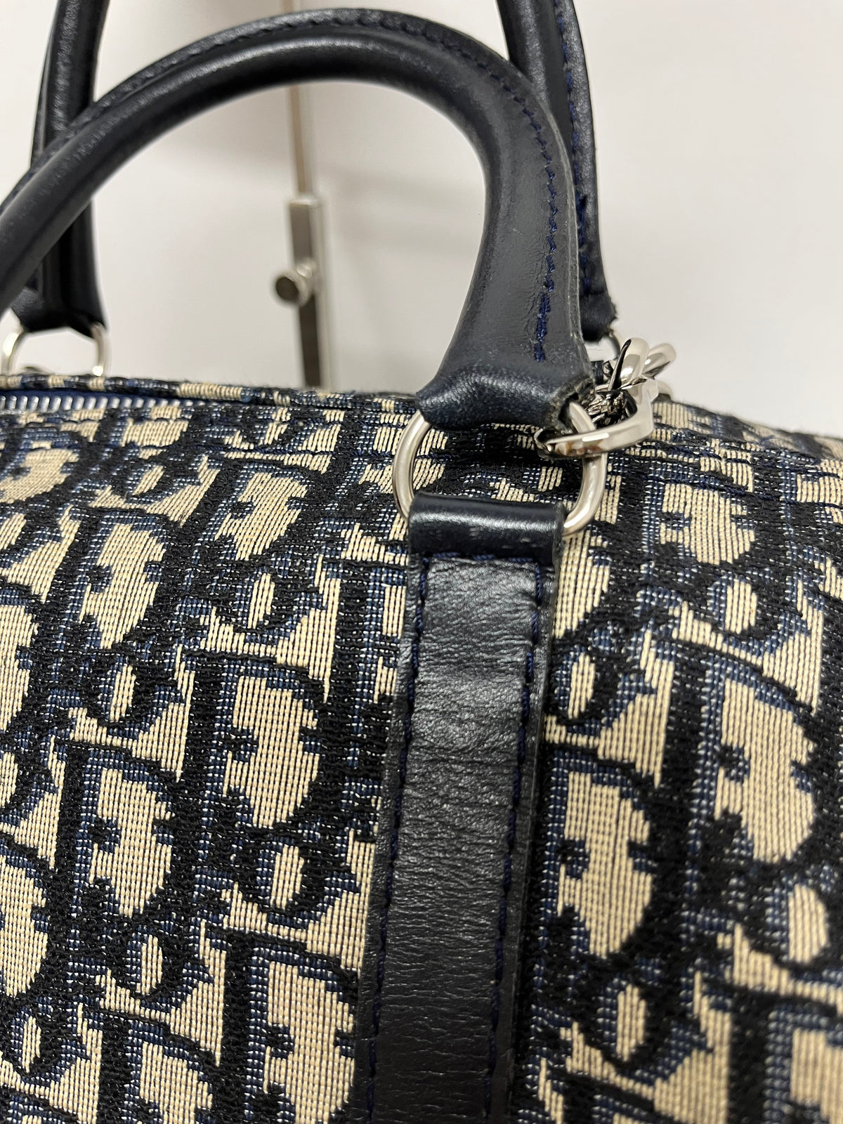 Christian Dior Boston 30 Lona Trotter con Interior en Tela y Bandolera de Borlas