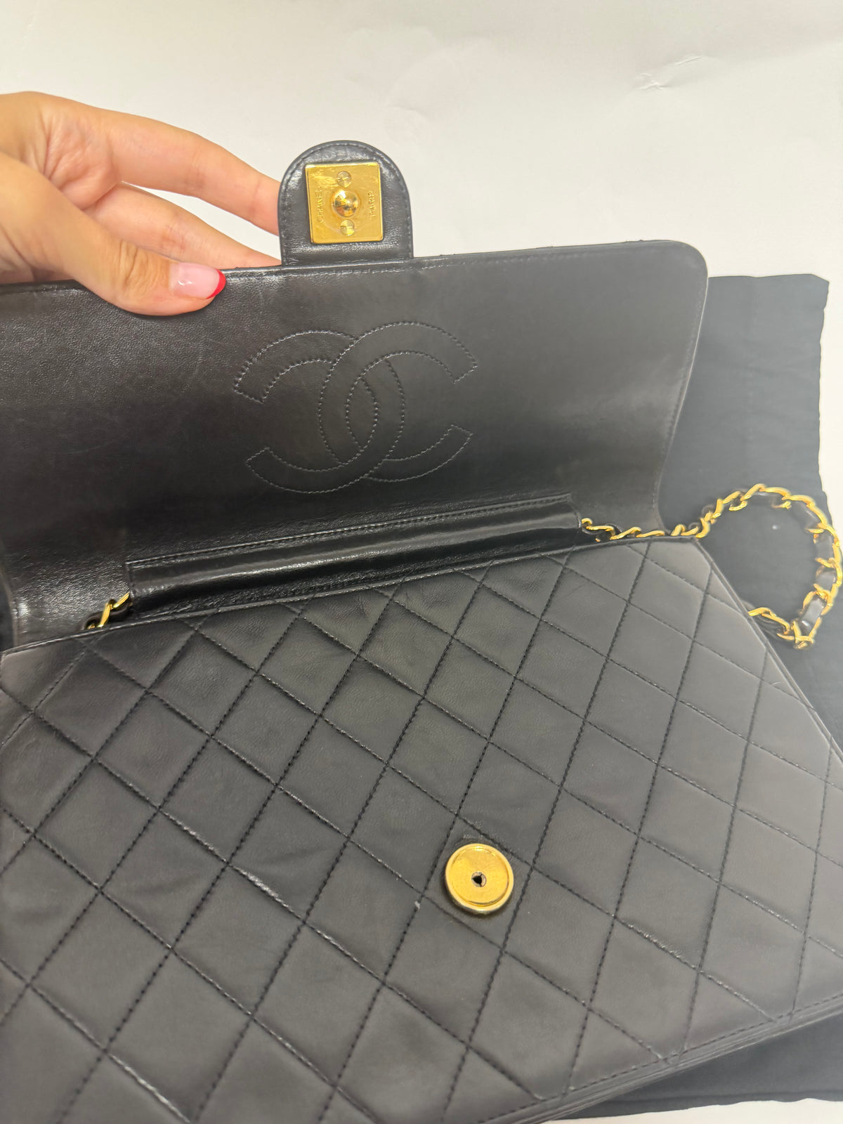 Chanel Classic Single Flap Mediano Piel de Cordero Negra Herrajes Dorados