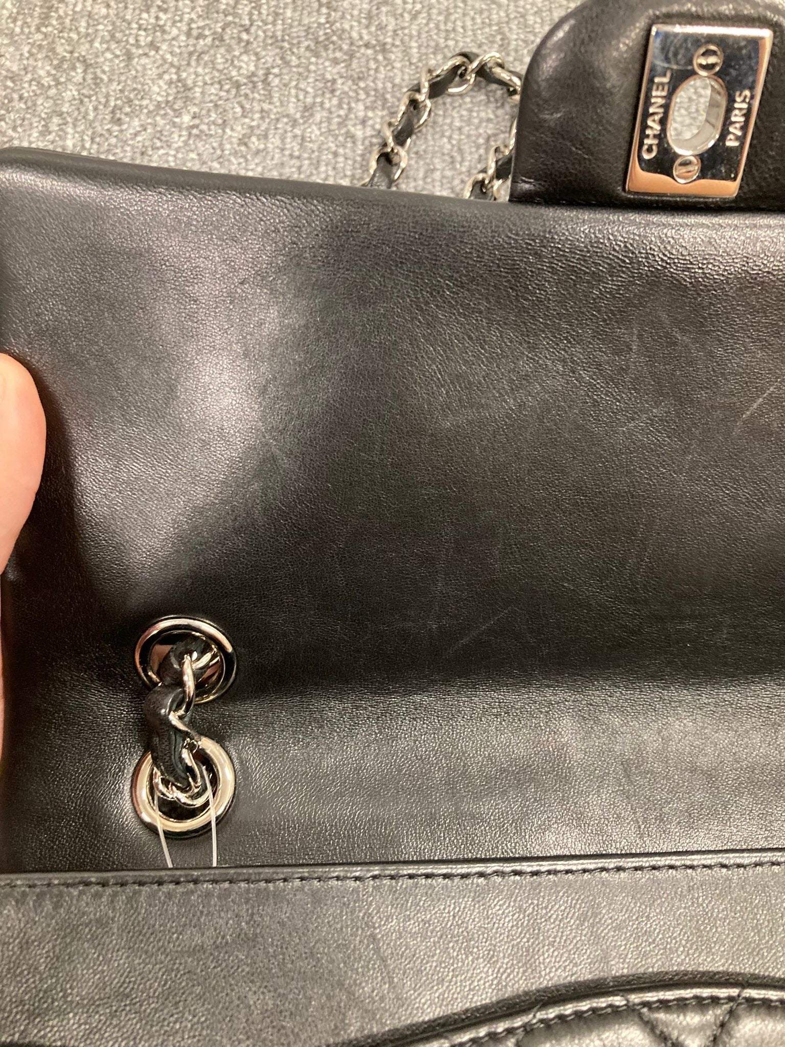 Chanel “Valentine” Matelassé 25 en piel negra con charms