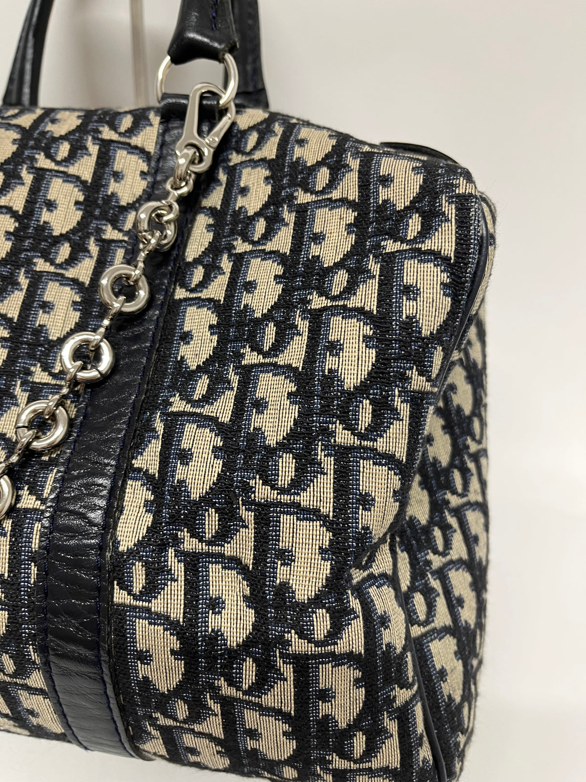 Christian Dior Boston 30 Lona Trotter con Interior en Tela y Bandolera de Borlas