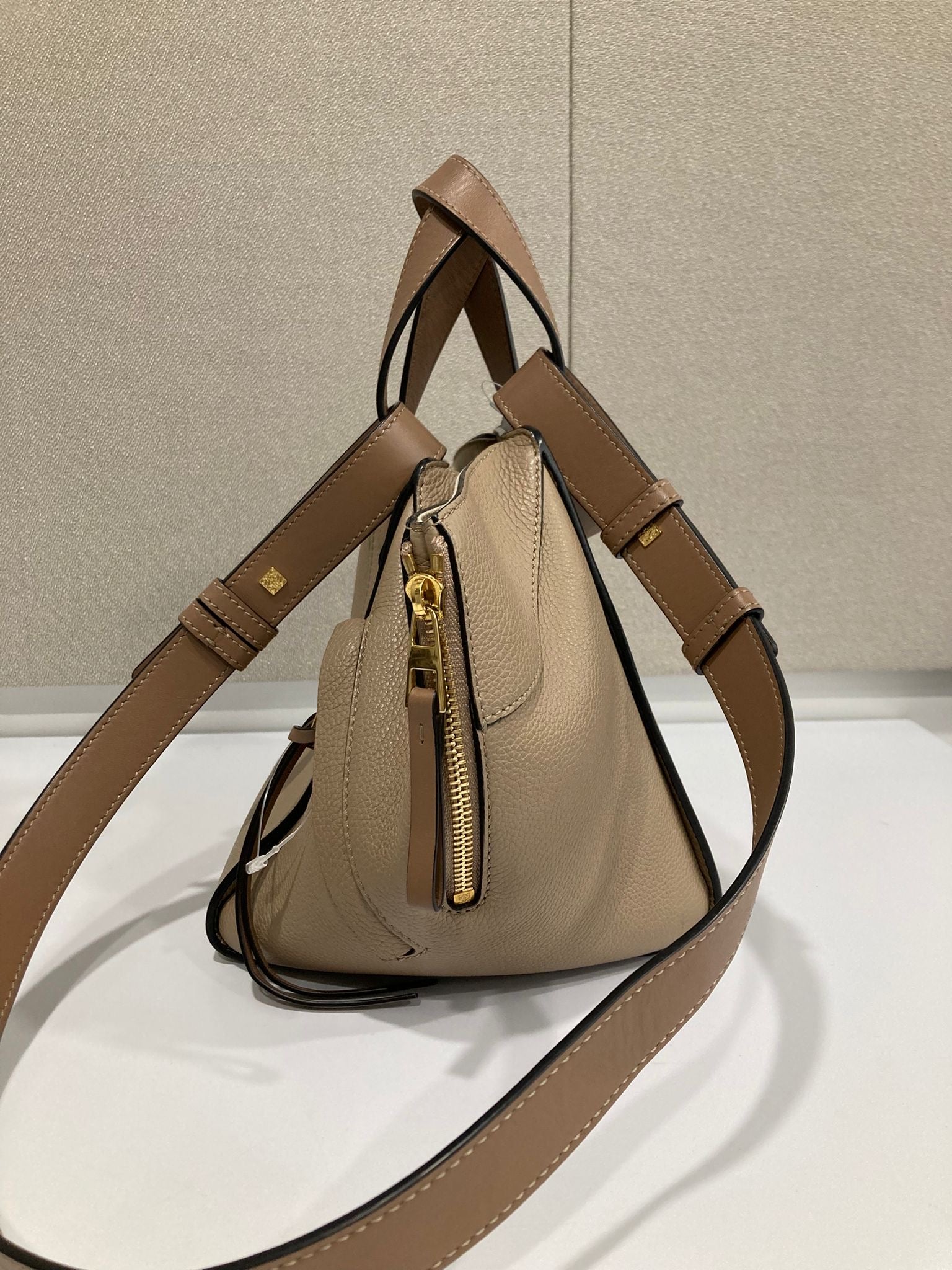 Loewe Hammock Compact en piel de ternera graneada beige