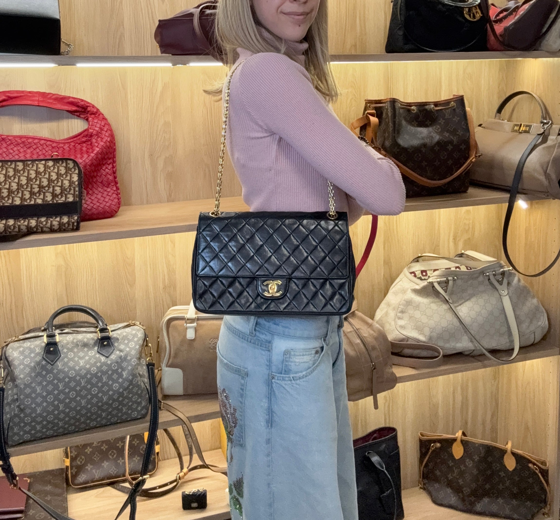 Chanel Timeless 27 Doble Solapa Negra Classic Flap Medium – 2.55 Cadena Dorada