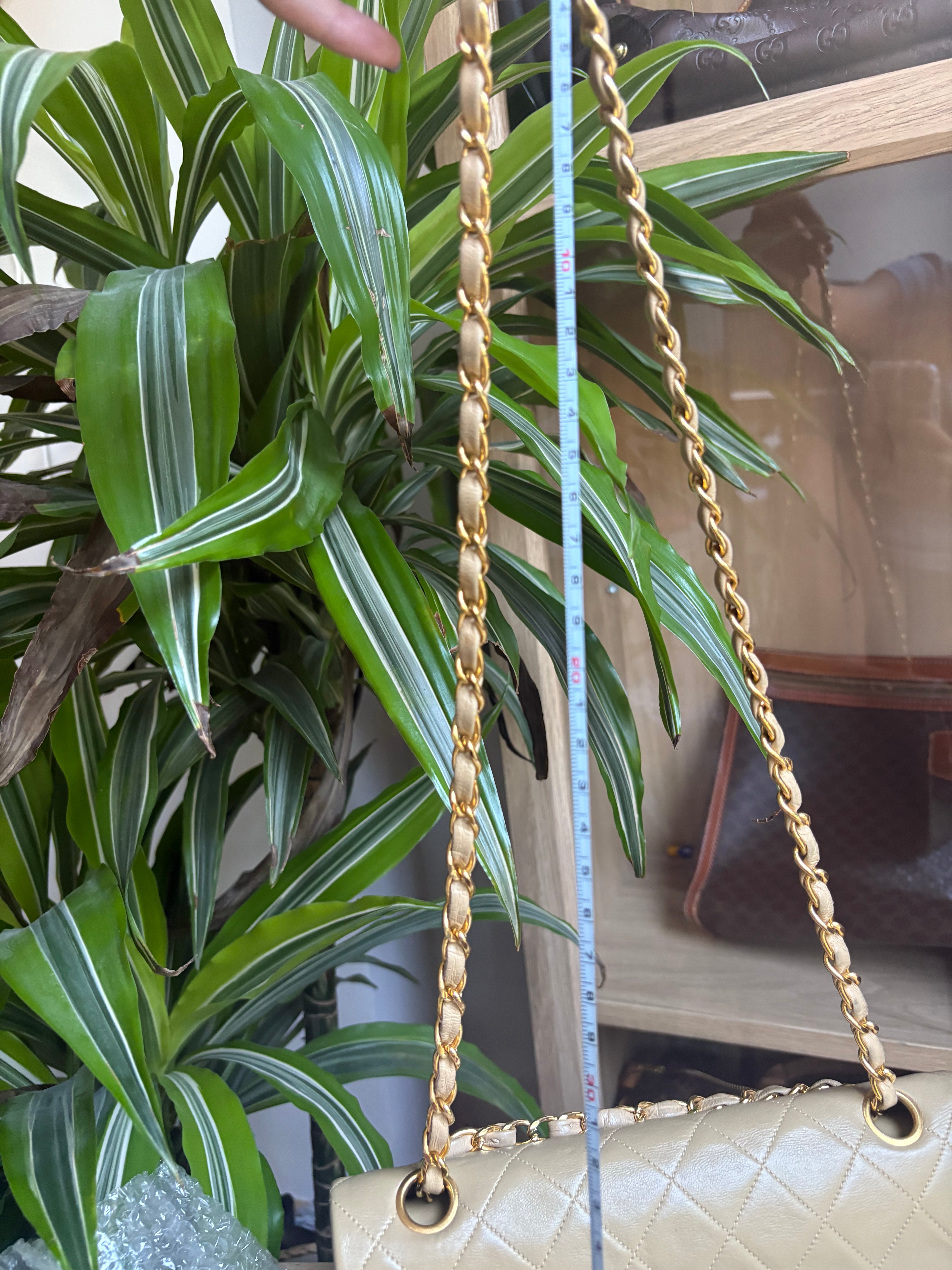 Chanel Timeless Double Flap 22 Beige en piel de cordero