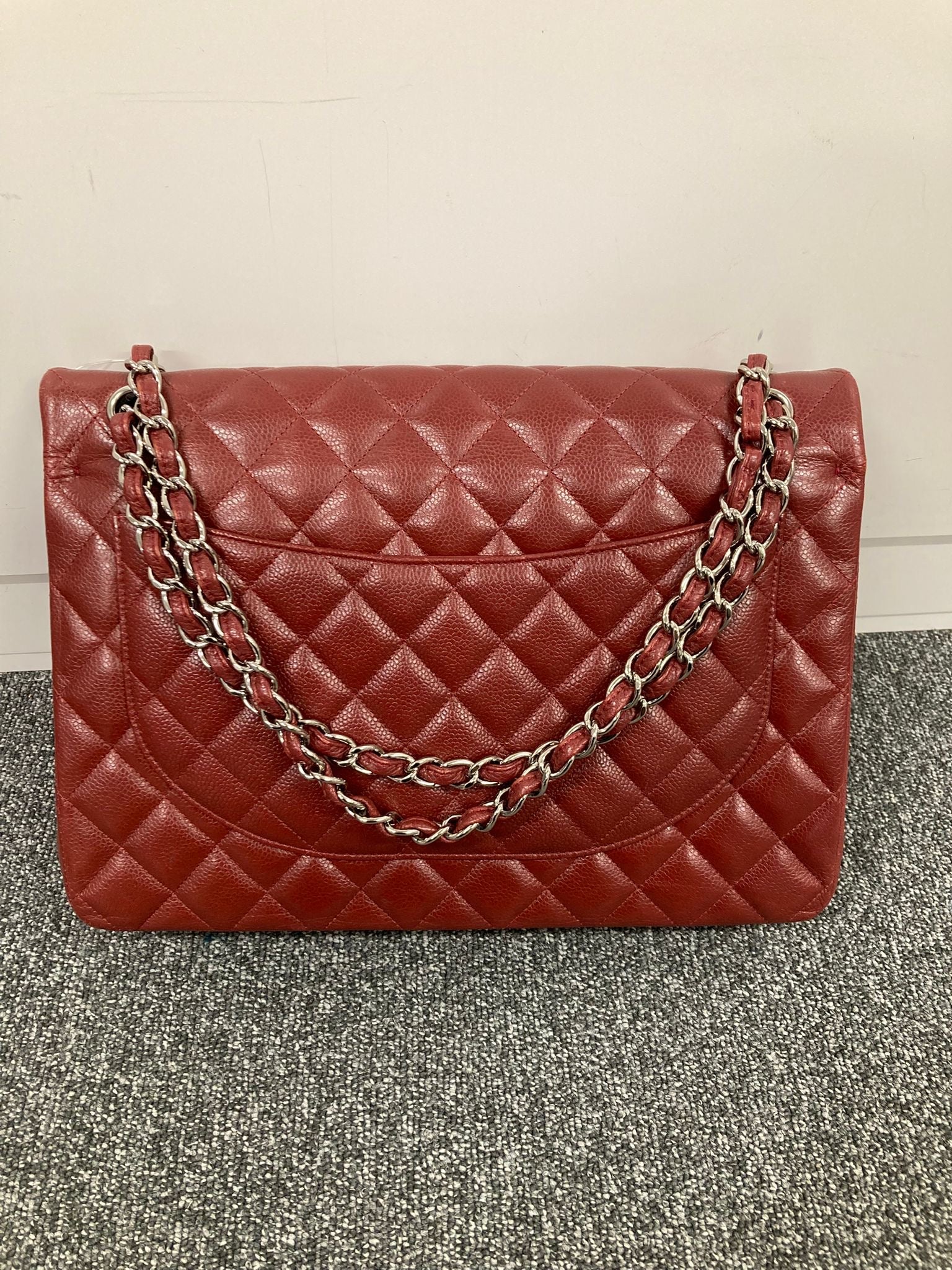 Chanel Clásico Doble Solapa 34 en piel caviar burdeos y herrajes plateados