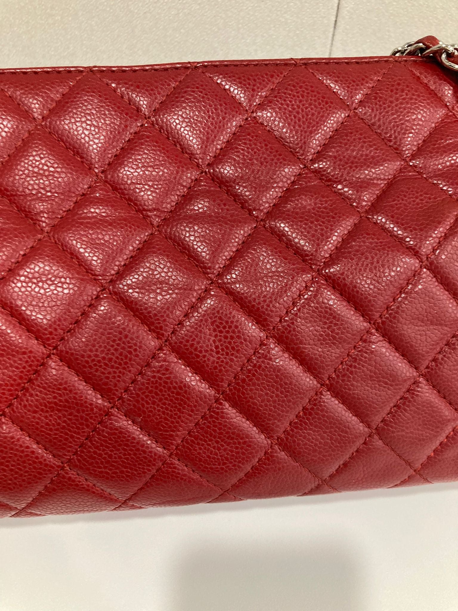 Chanel CC Chain Tote acolchado en piel caviar roja