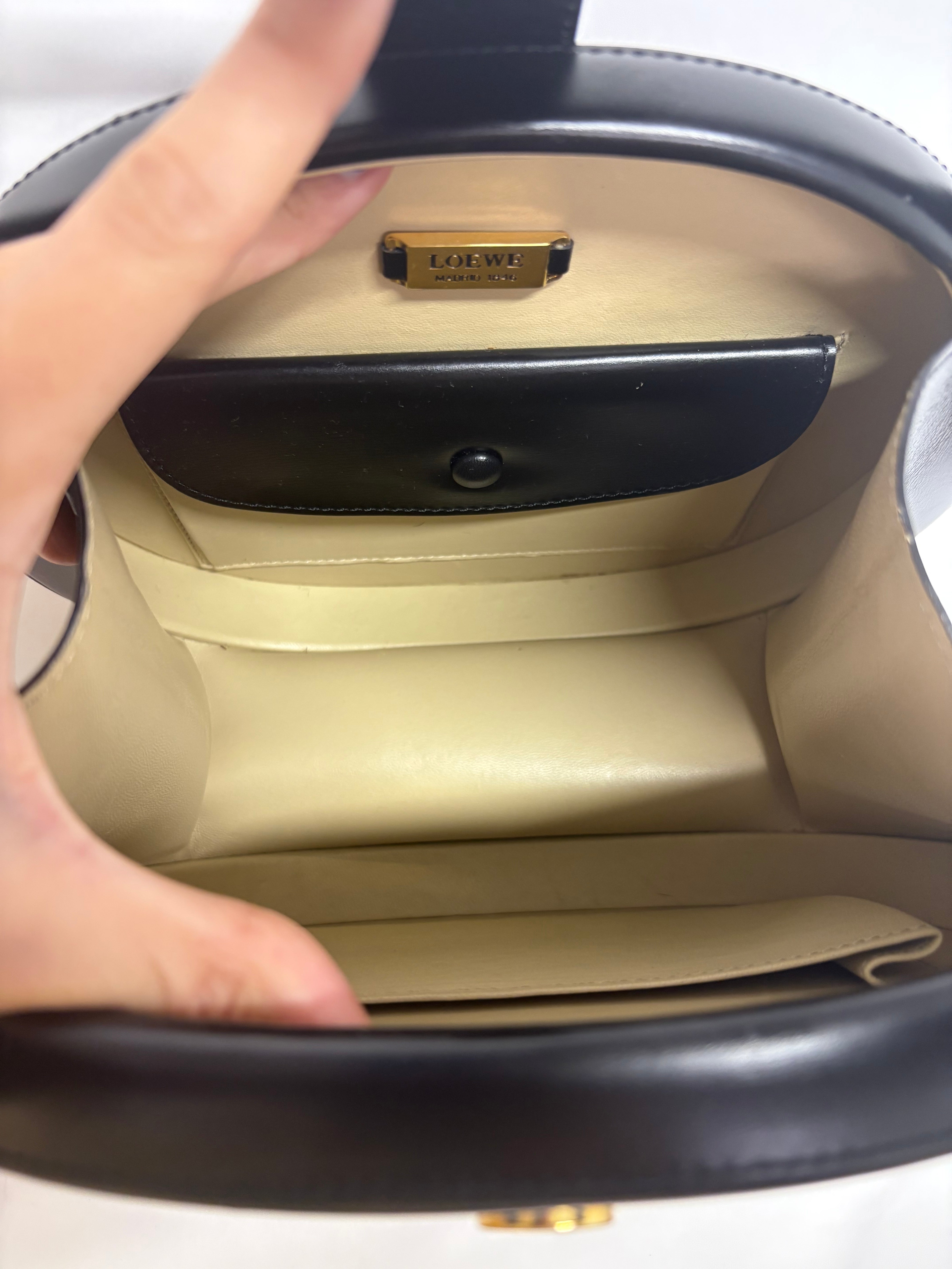 Loewe bombonera negra de mano piel cepillada