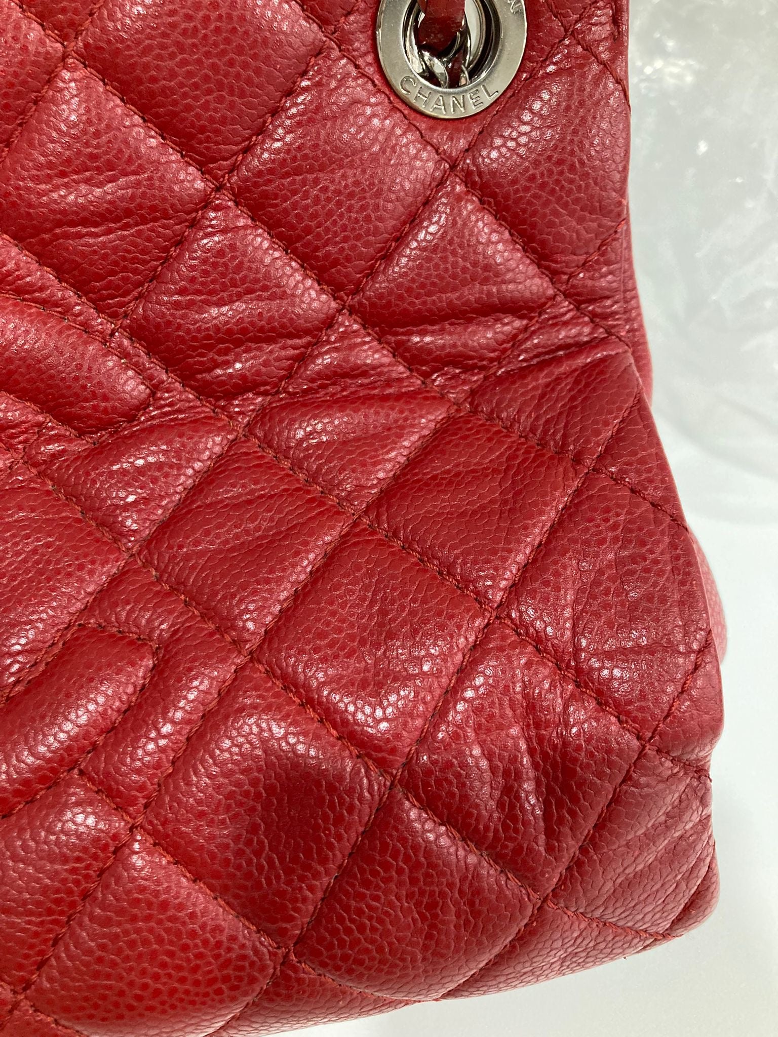 Chanel CC Chain Tote acolchado en piel caviar roja