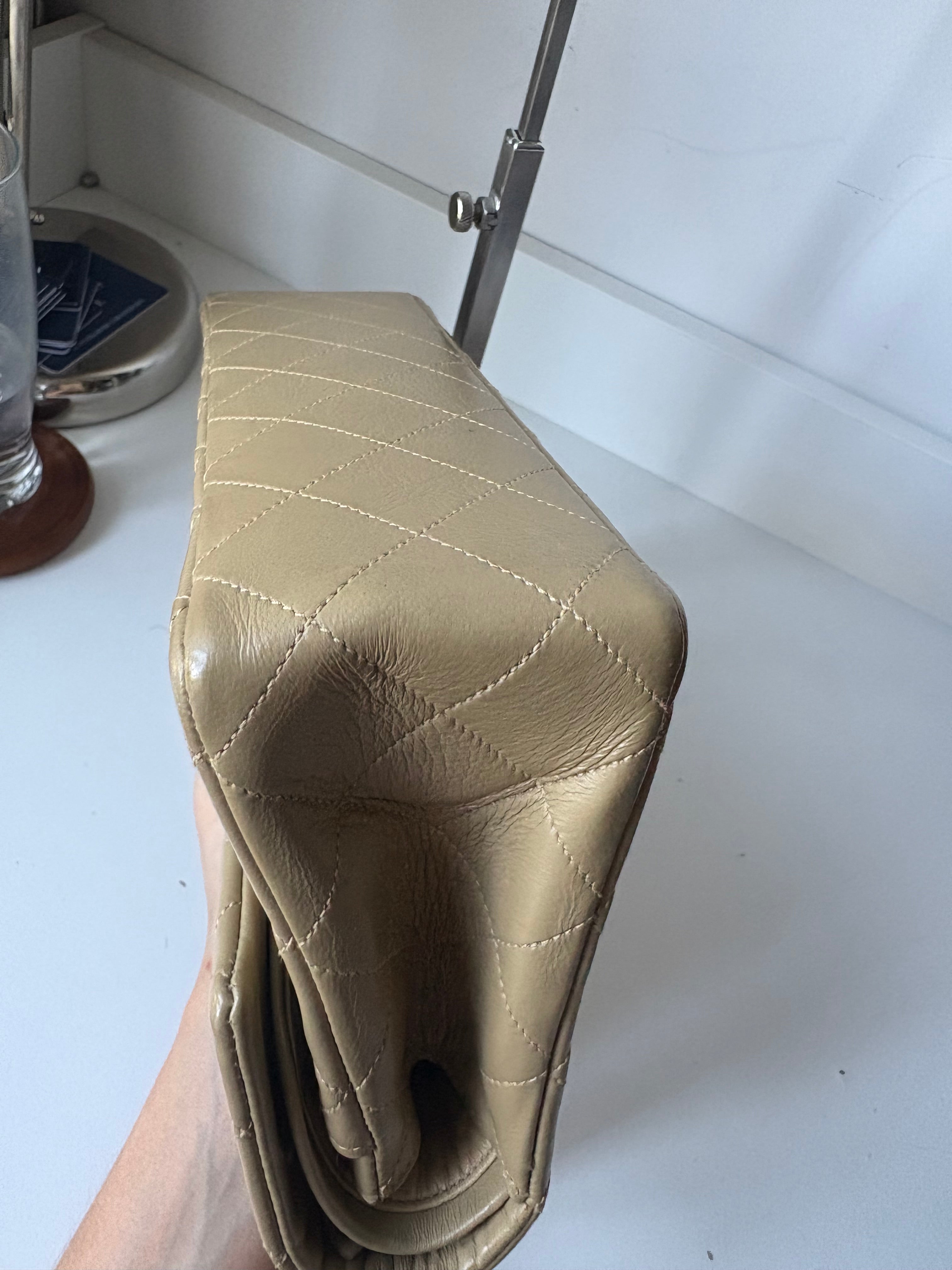 Chanel Timeless Double Flap 22 Beige en piel de cordero