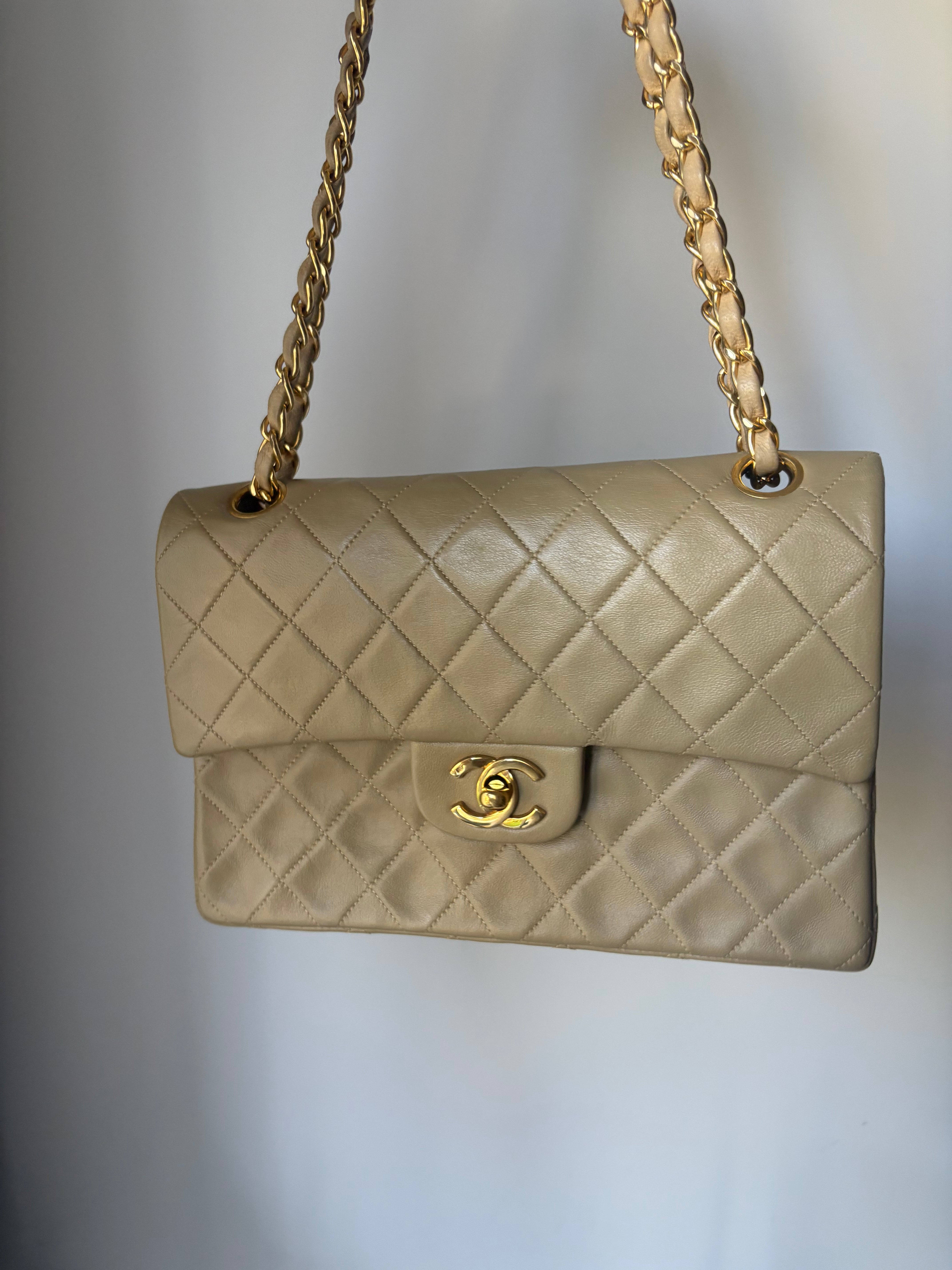 Chanel Timeless Double Flap 22 Beige en piel de cordero
