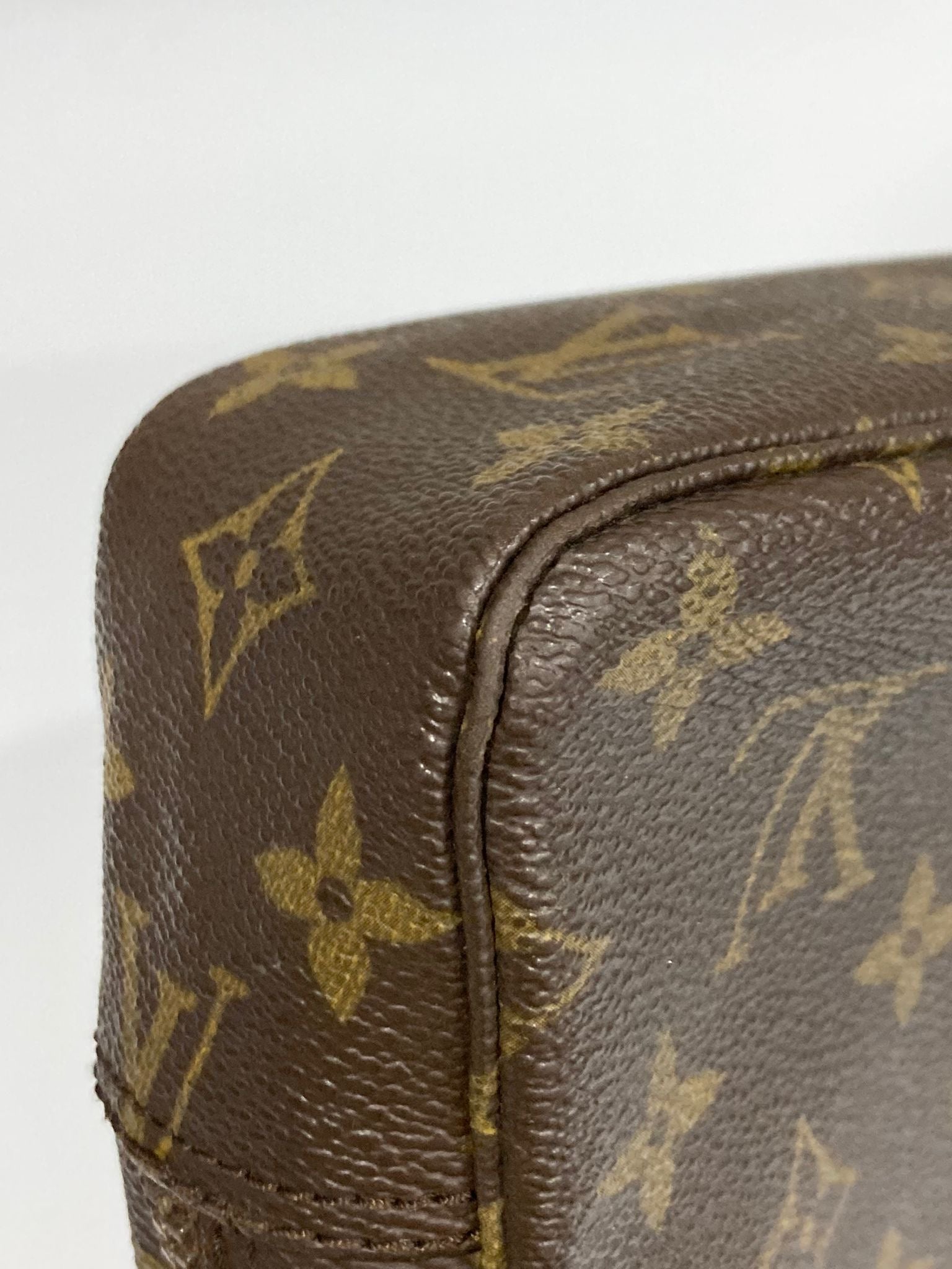 Louis Vuitton Trousse Toilette 23 Monogram – Vintage