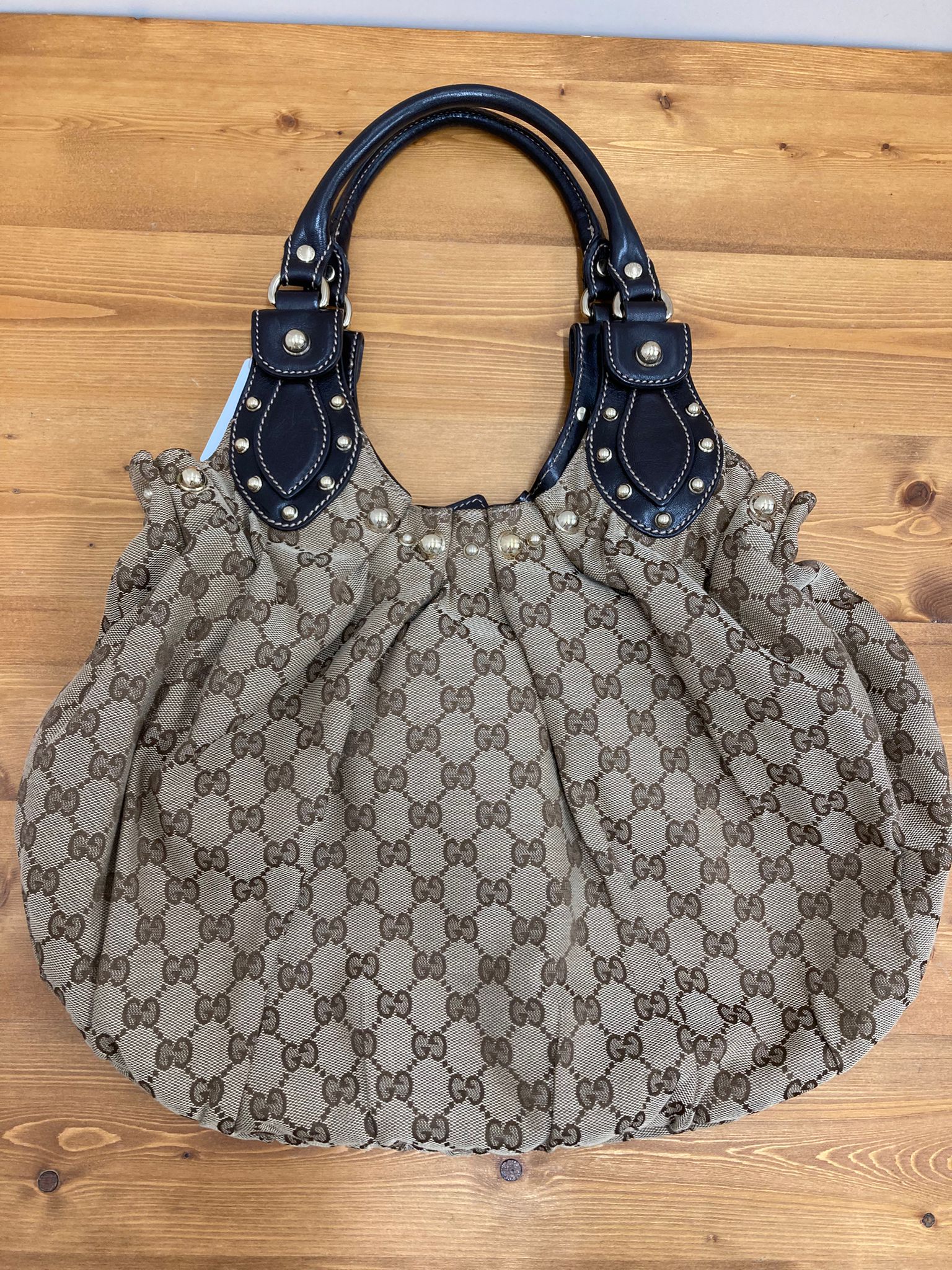 Gucci Pelham Tote GG Supreme Beige con Asas de Piel Marrón y Tachuelas Doradas