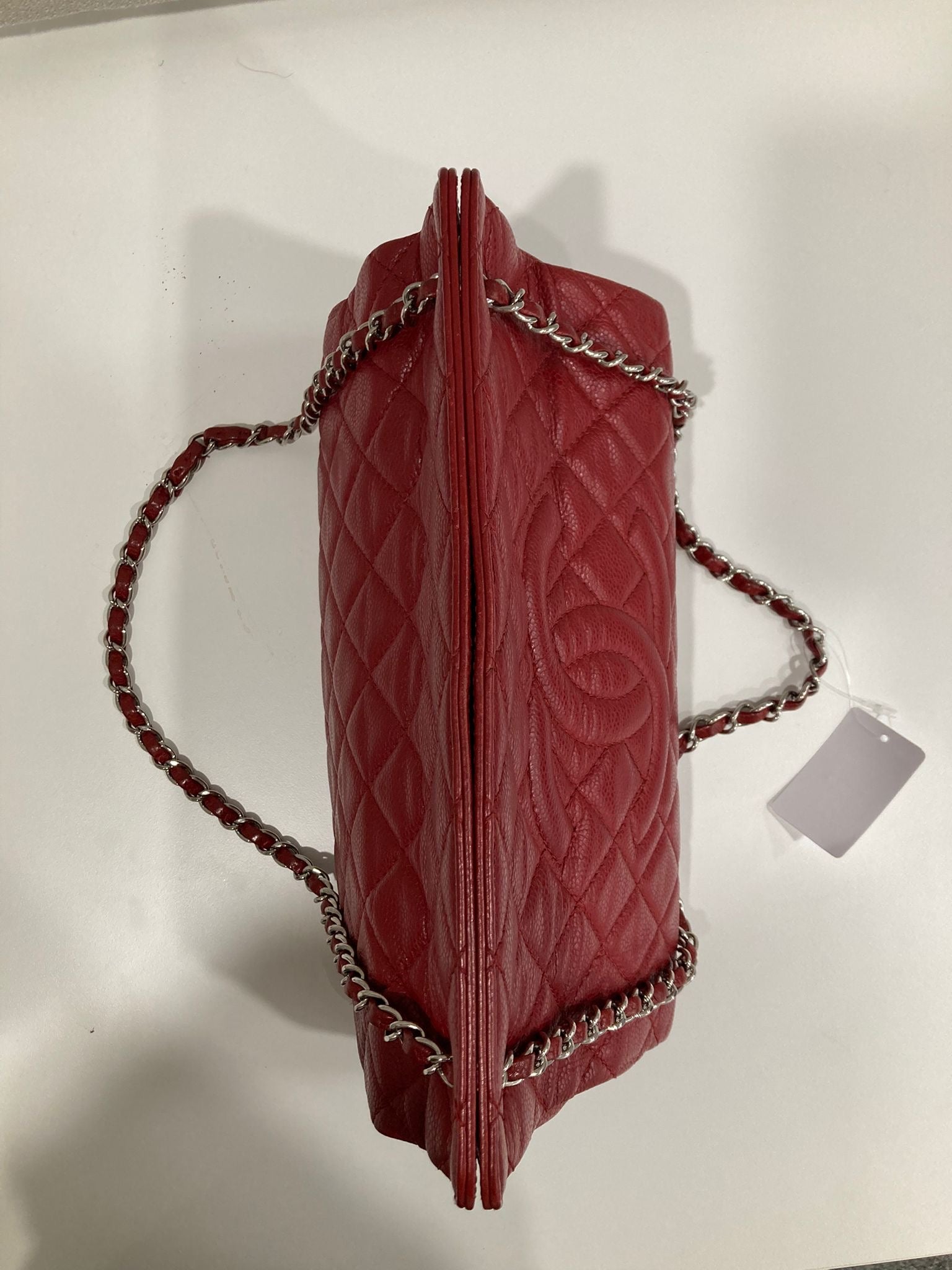 Chanel CC Chain Tote acolchado en piel caviar roja