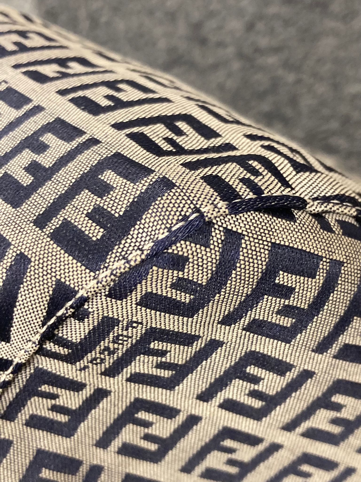 Fendi Zucchino One Shoulder Bag – Canvas azul y gris