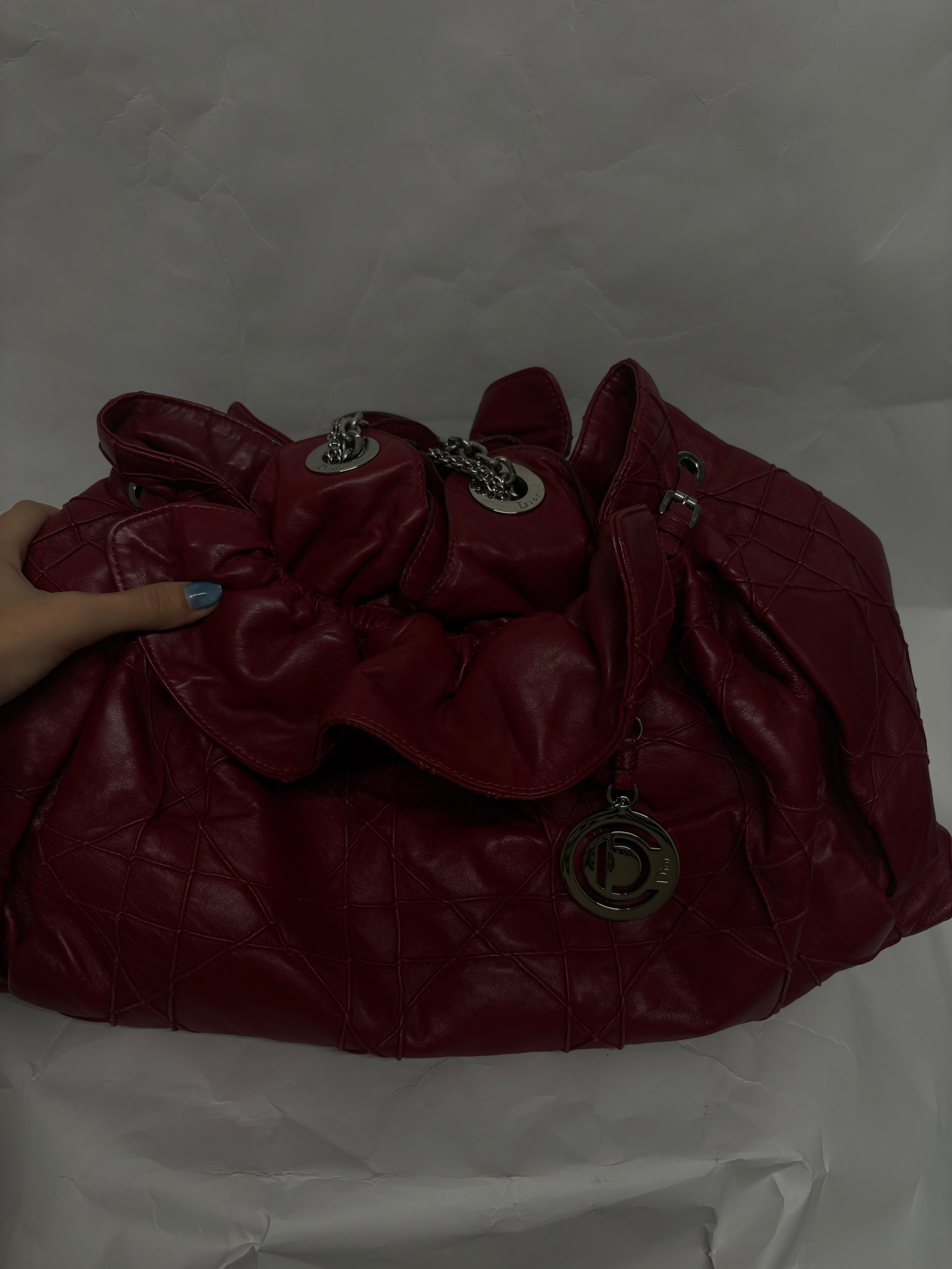 Christian Dior Soft Cannage Chain Tote Large – Piel Roja con Cadena Plateada