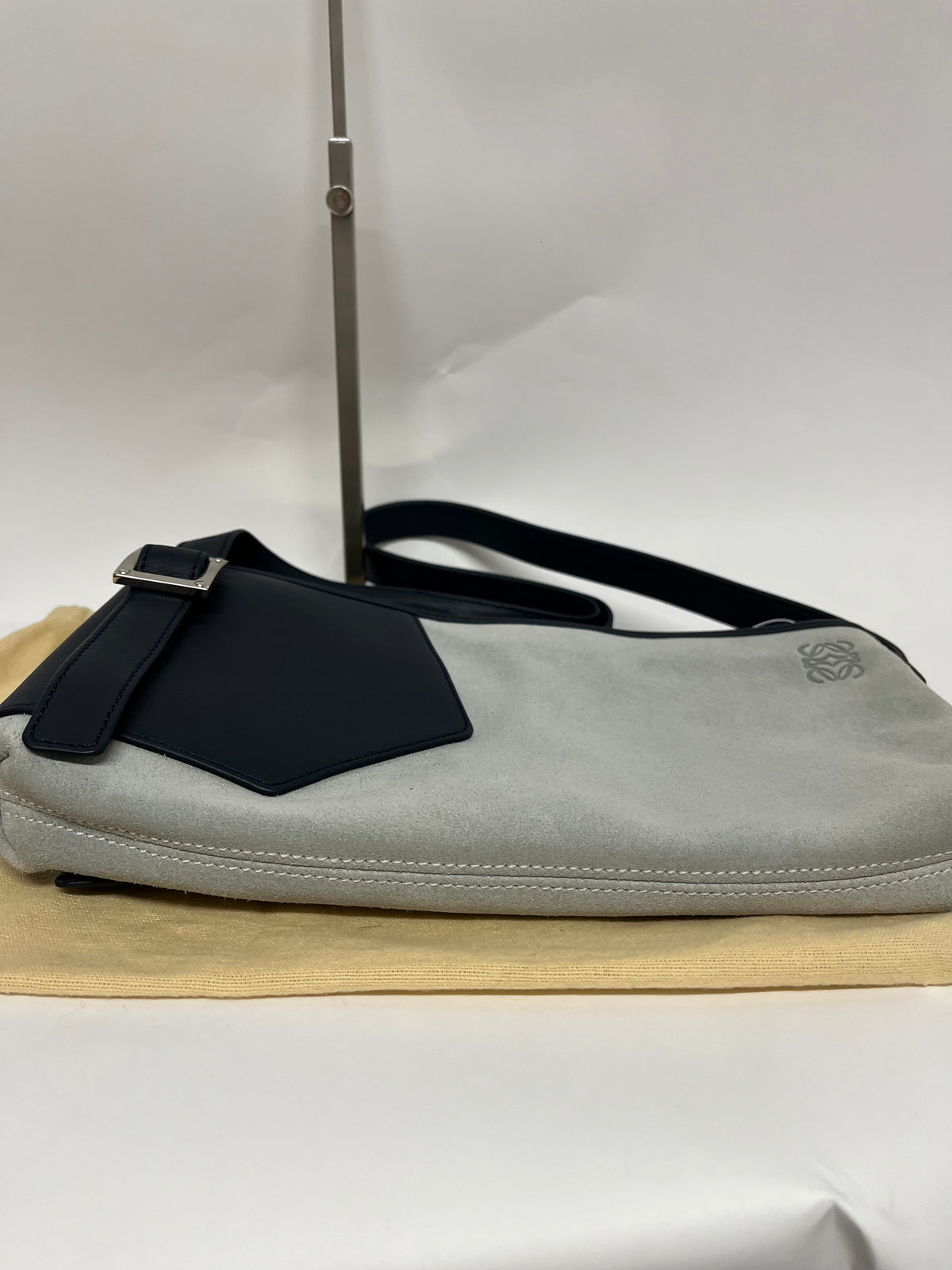 Loewe Hobo Pequeño Piel de Cordero Azul Marino y Ante Verde Claro · Herrajes Plata