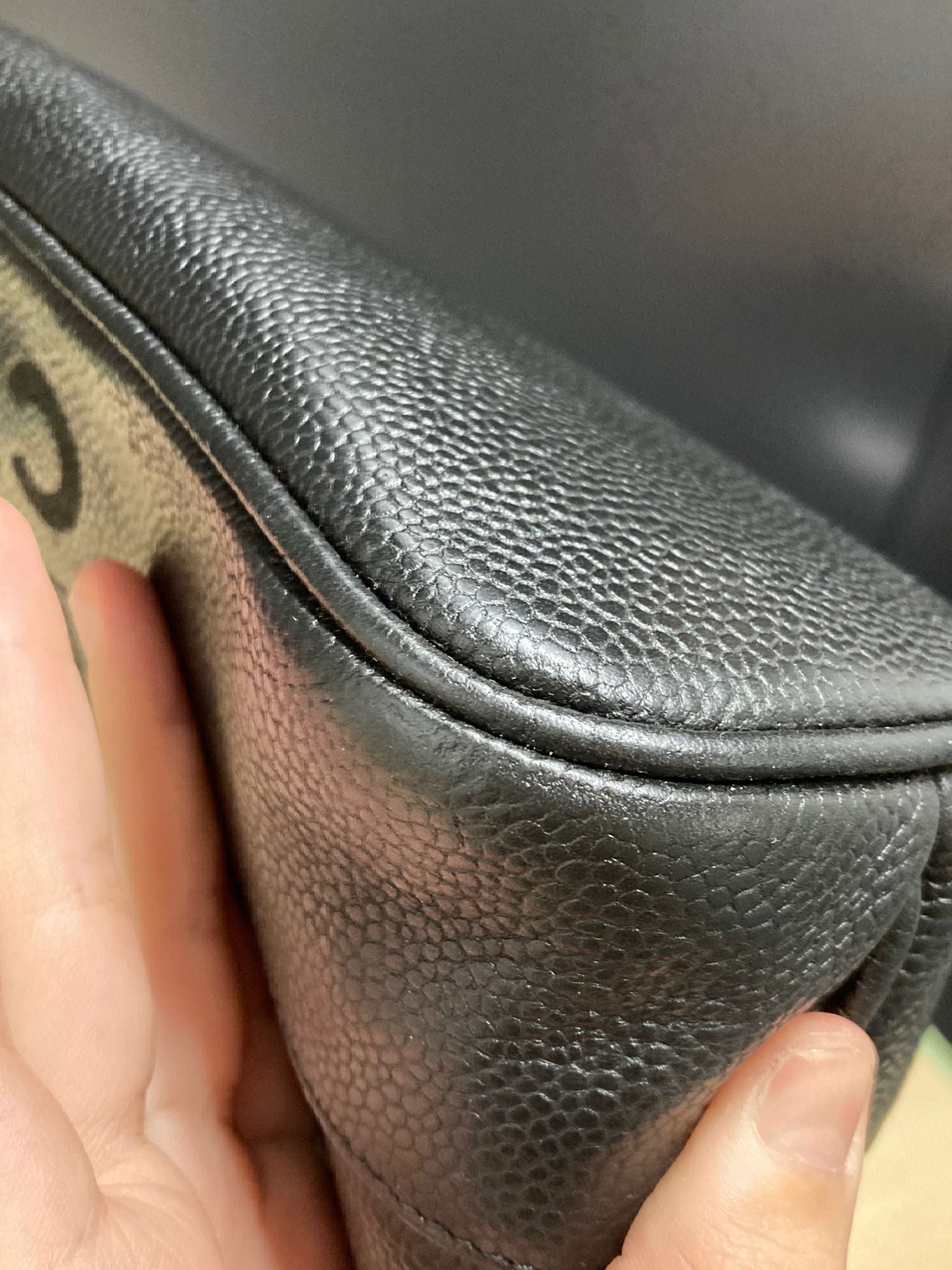 Chanel Logo Chain Tote – Piel Caviar Negra – Serie 414XXXX (ca. 1996–1997)