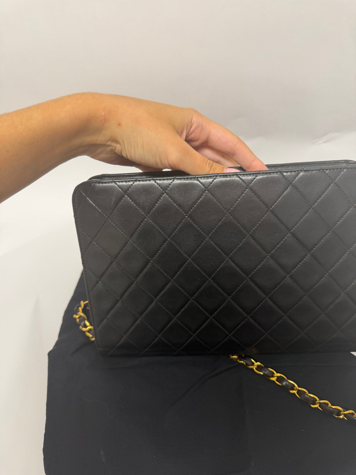 Chanel Classic Single Flap Mediano Piel de Cordero Negra Herrajes Dorados