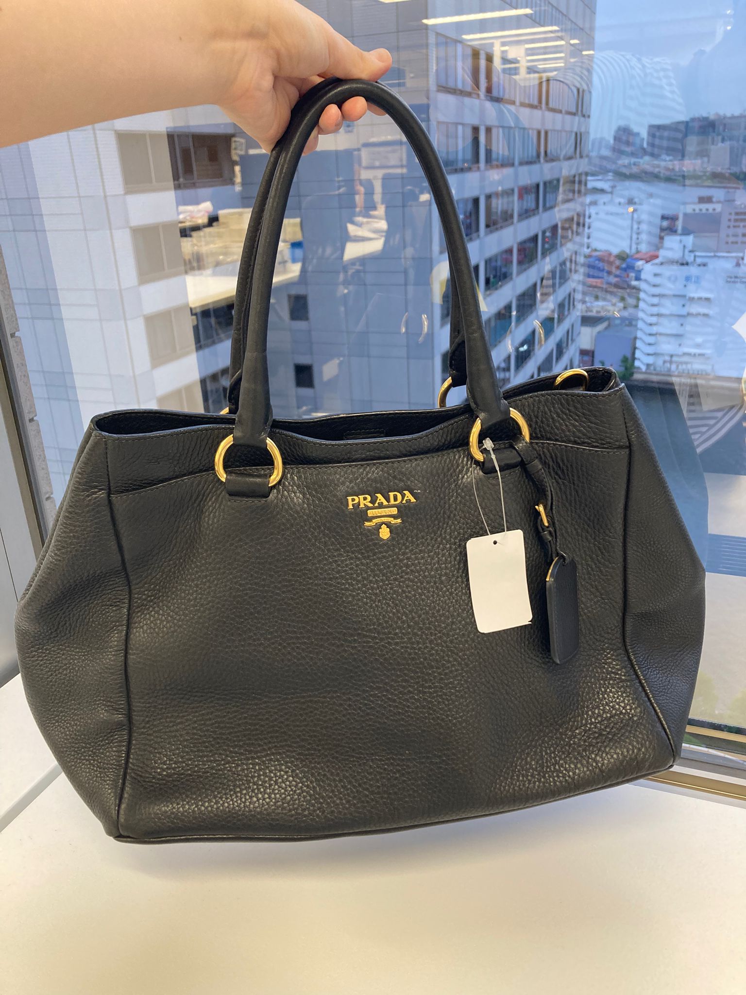Prada vitello tote negra