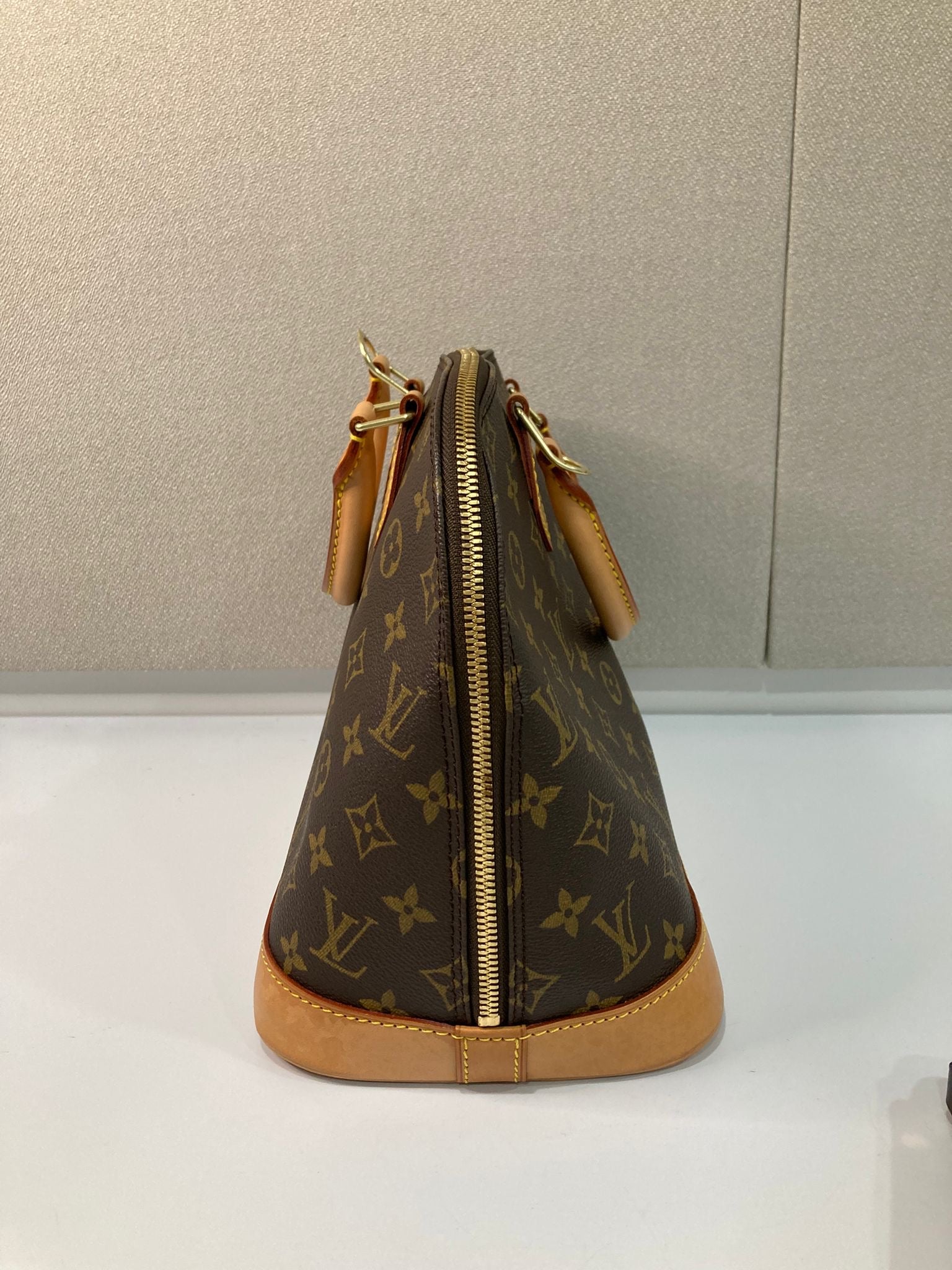 Louis Vuitton alma canvas monogram MM