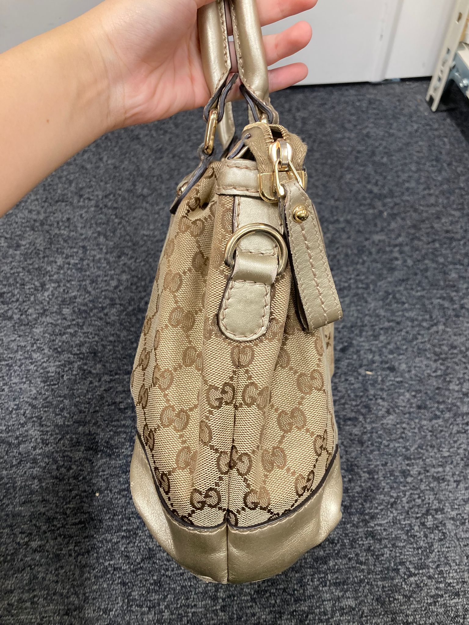 Gucci GG Canvas 2Way Bag en beige y dorado con bandolera