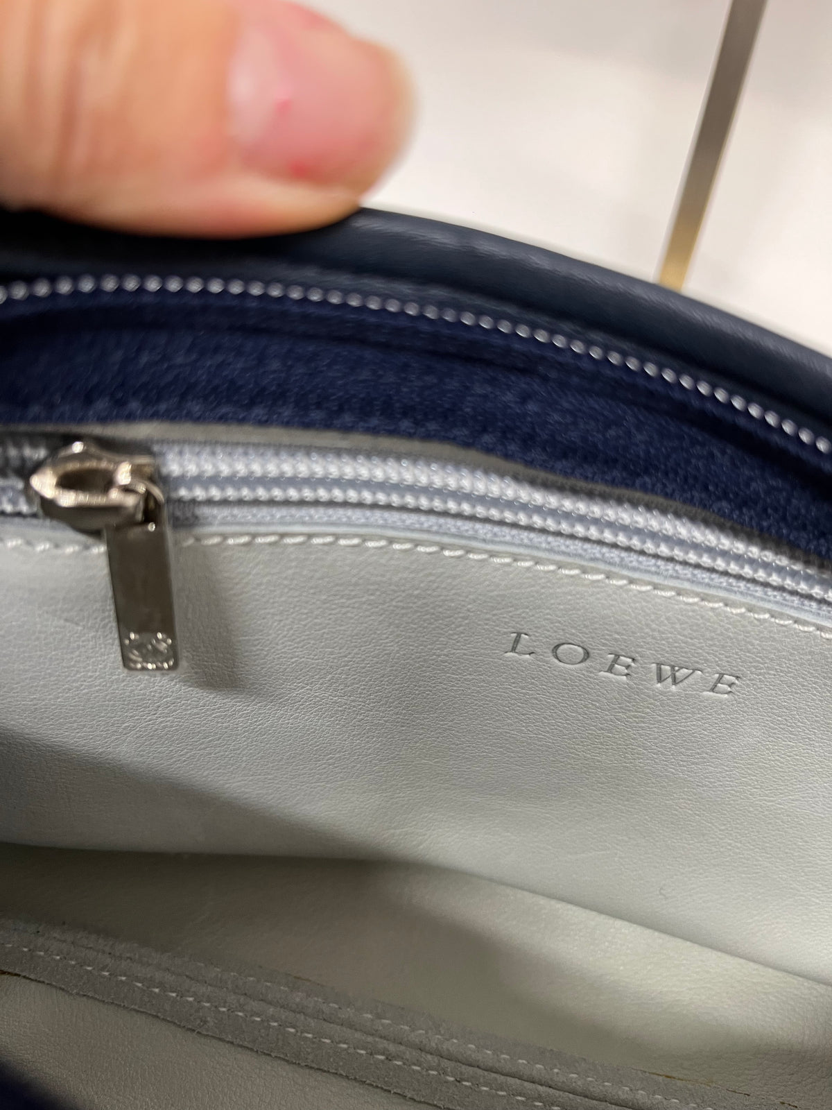 Loewe Hobo Pequeño Piel de Cordero Azul Marino y Ante Verde Claro · Herrajes Plata