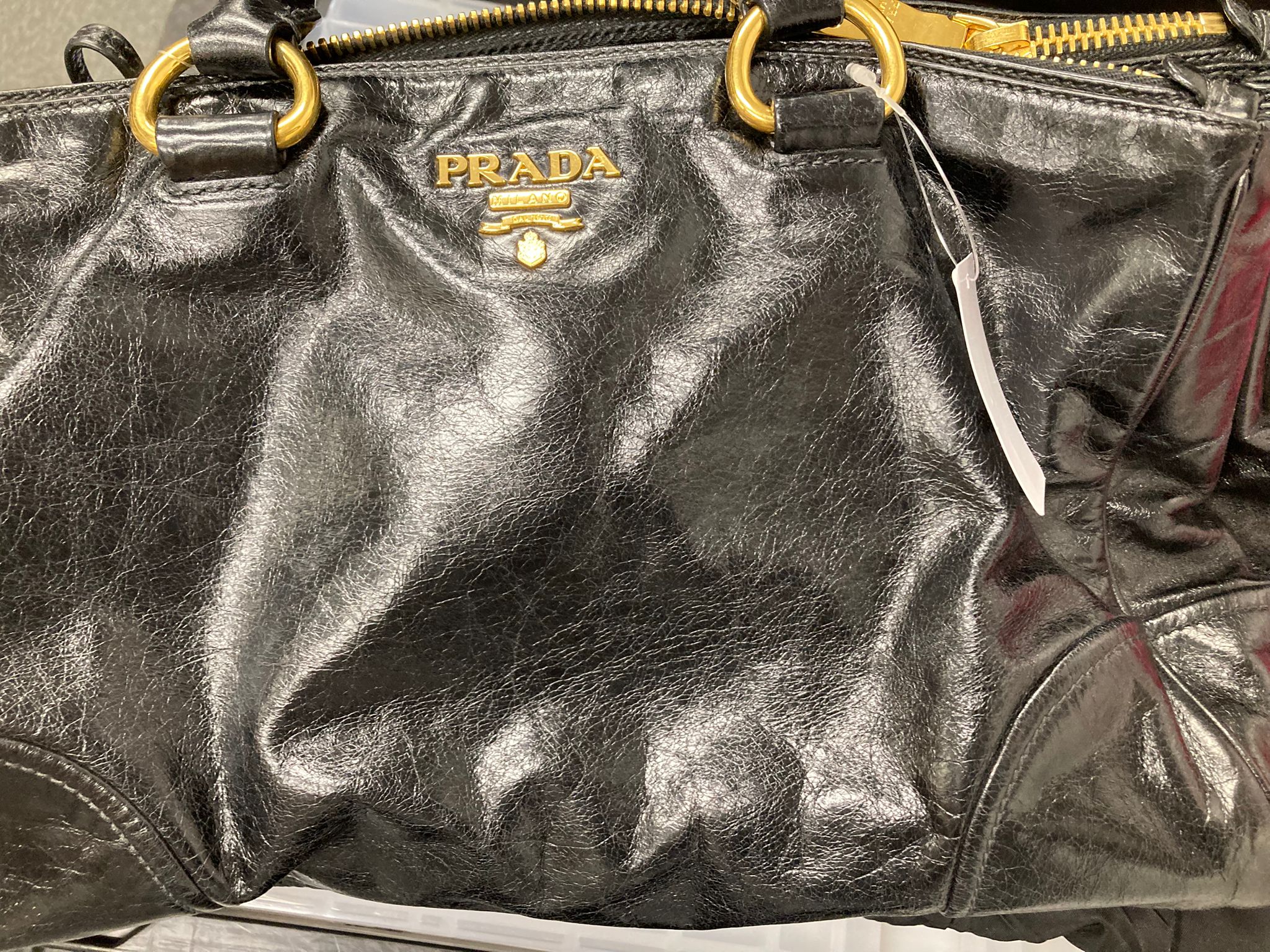 Prada vitello bandolera negra