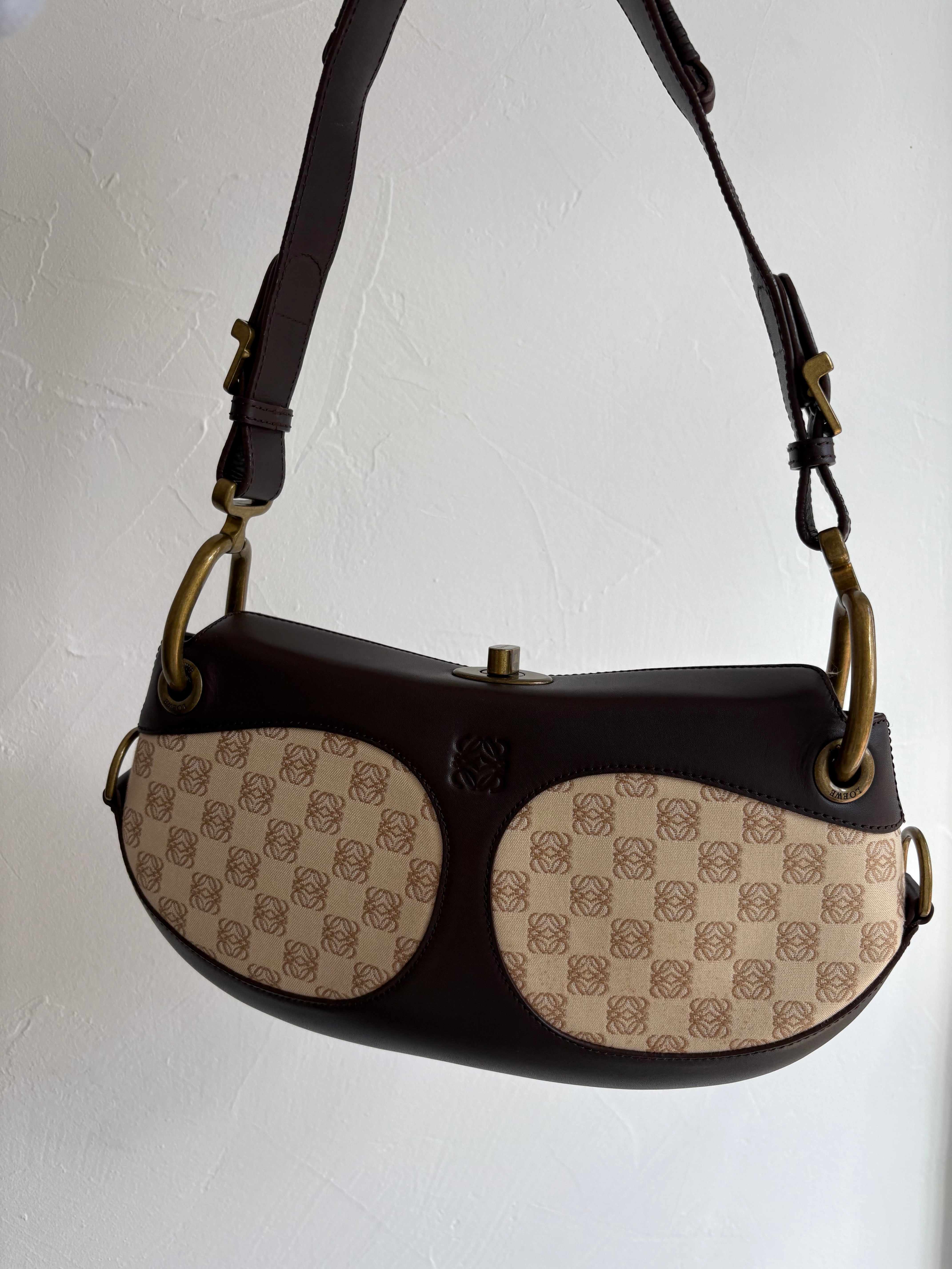 Loewe anagram lock shoulder bag canvas y piel marrón vintage