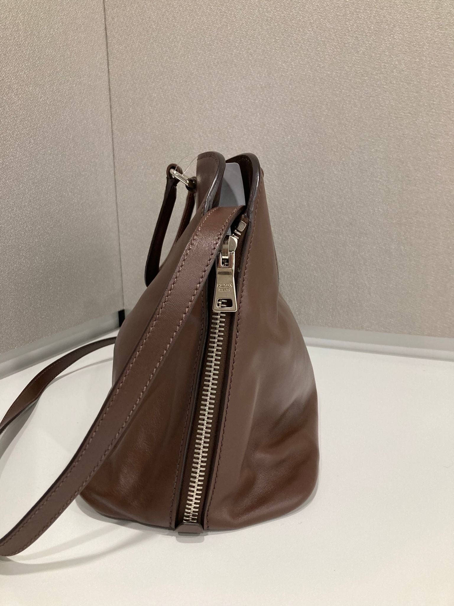 Prada Bauletto 2Way en piel marrón con bandolera