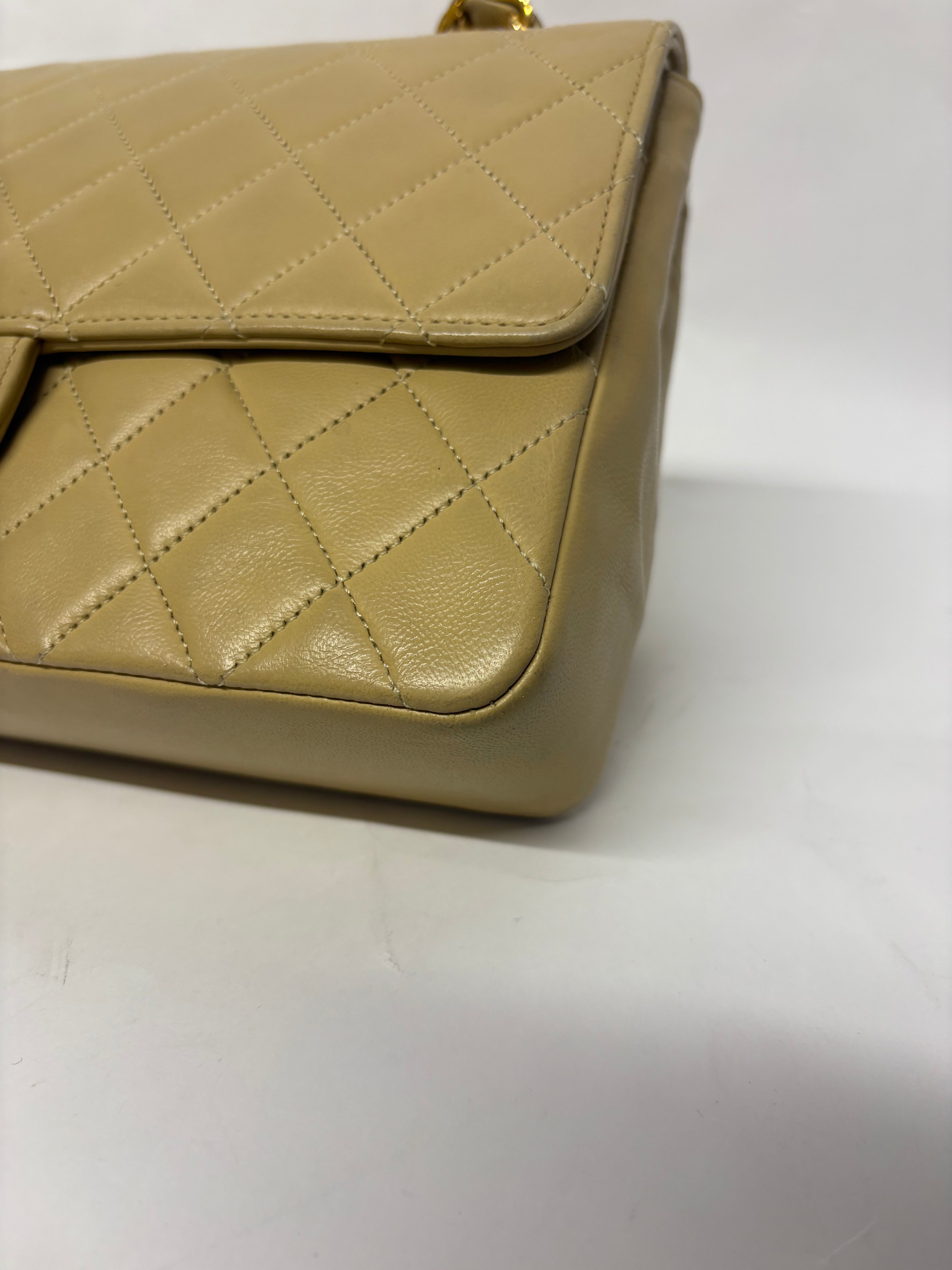 Chanel Timeless 25 Classic Double Flap Beige Mediano En Piel Acolchada Con Cadena Dorada