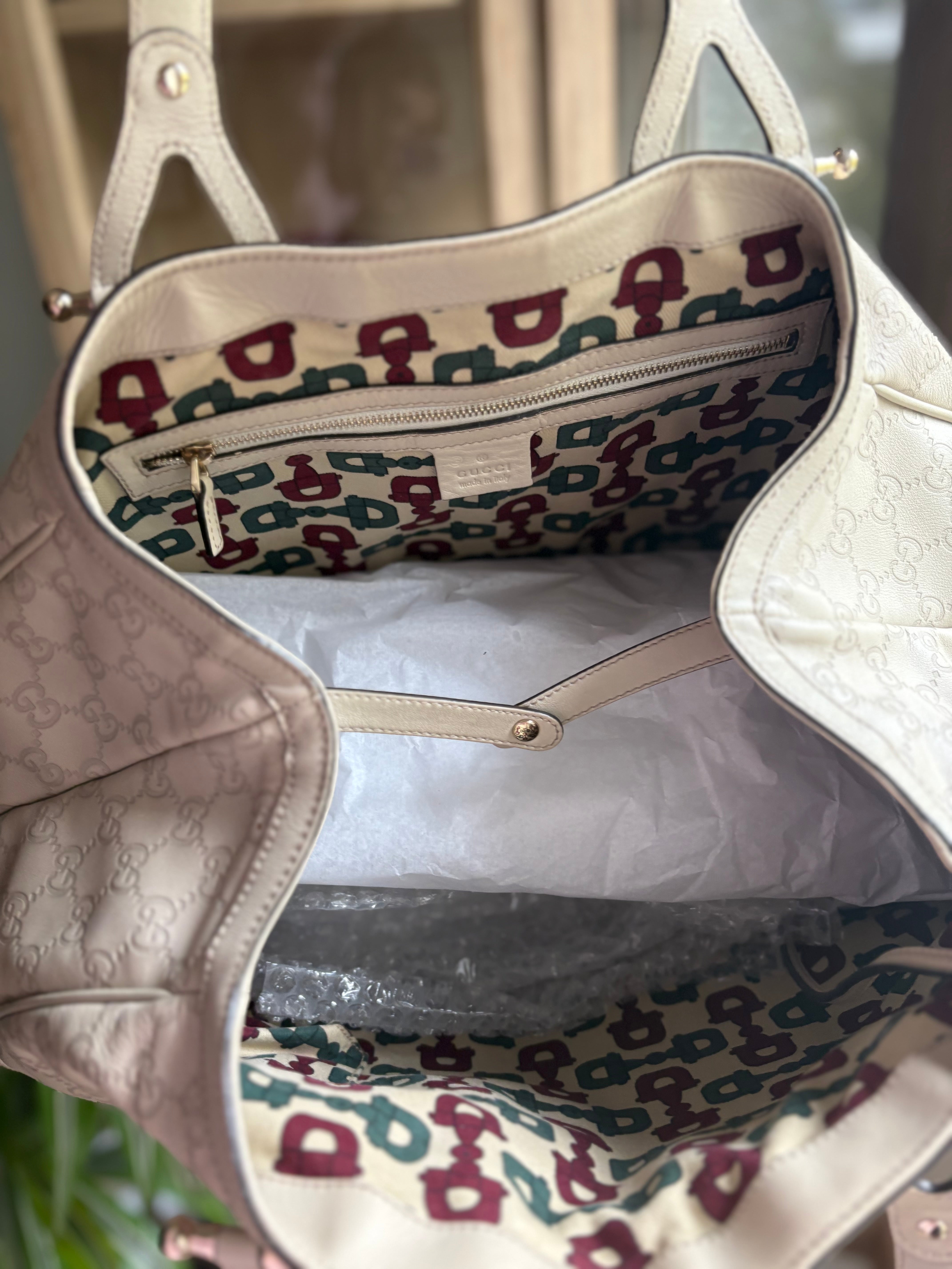 Gucci Pelham grande en piel Guccissima blanca marfil