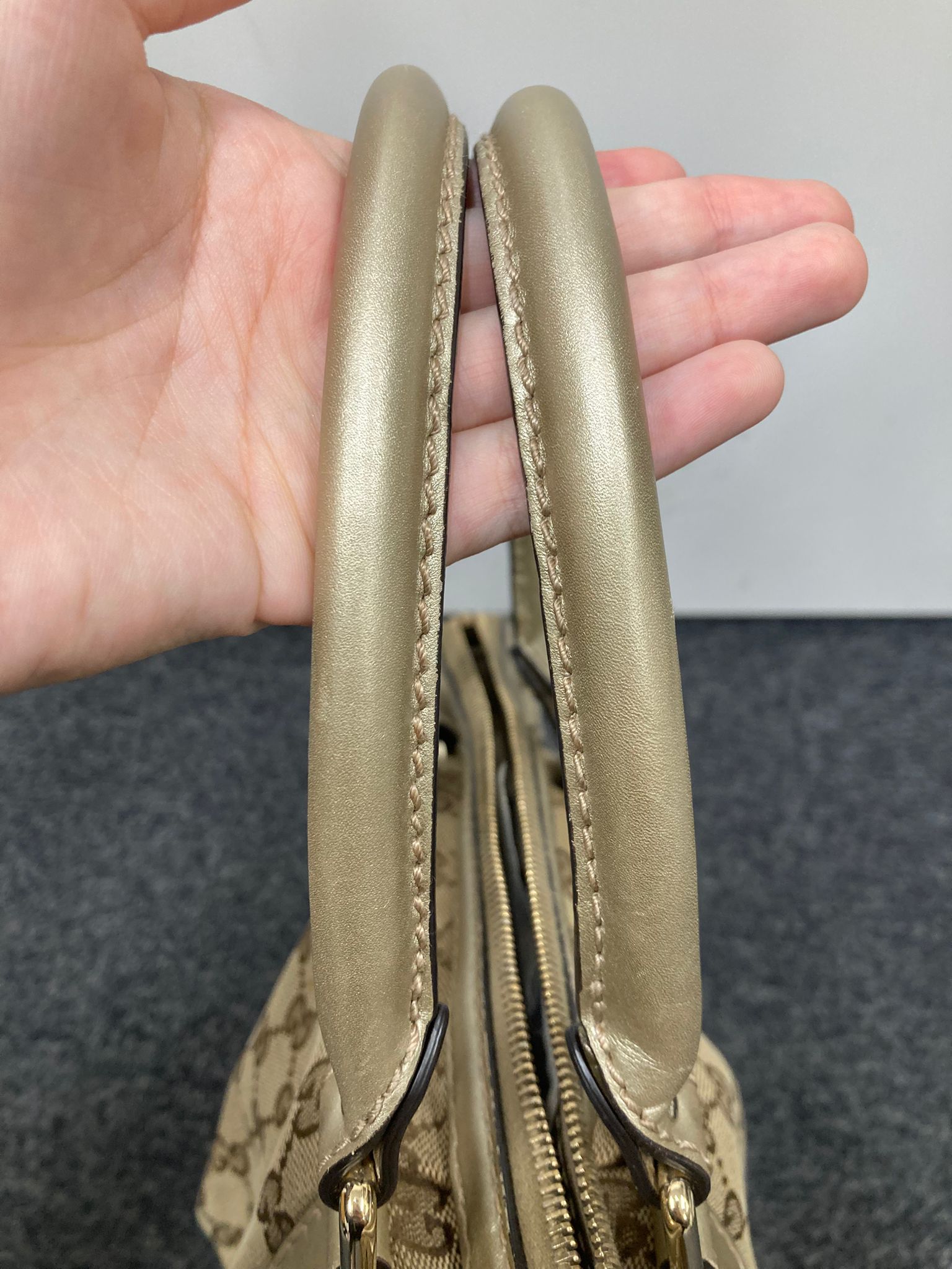 Gucci GG Canvas 2Way Bag en beige y dorado con bandolera